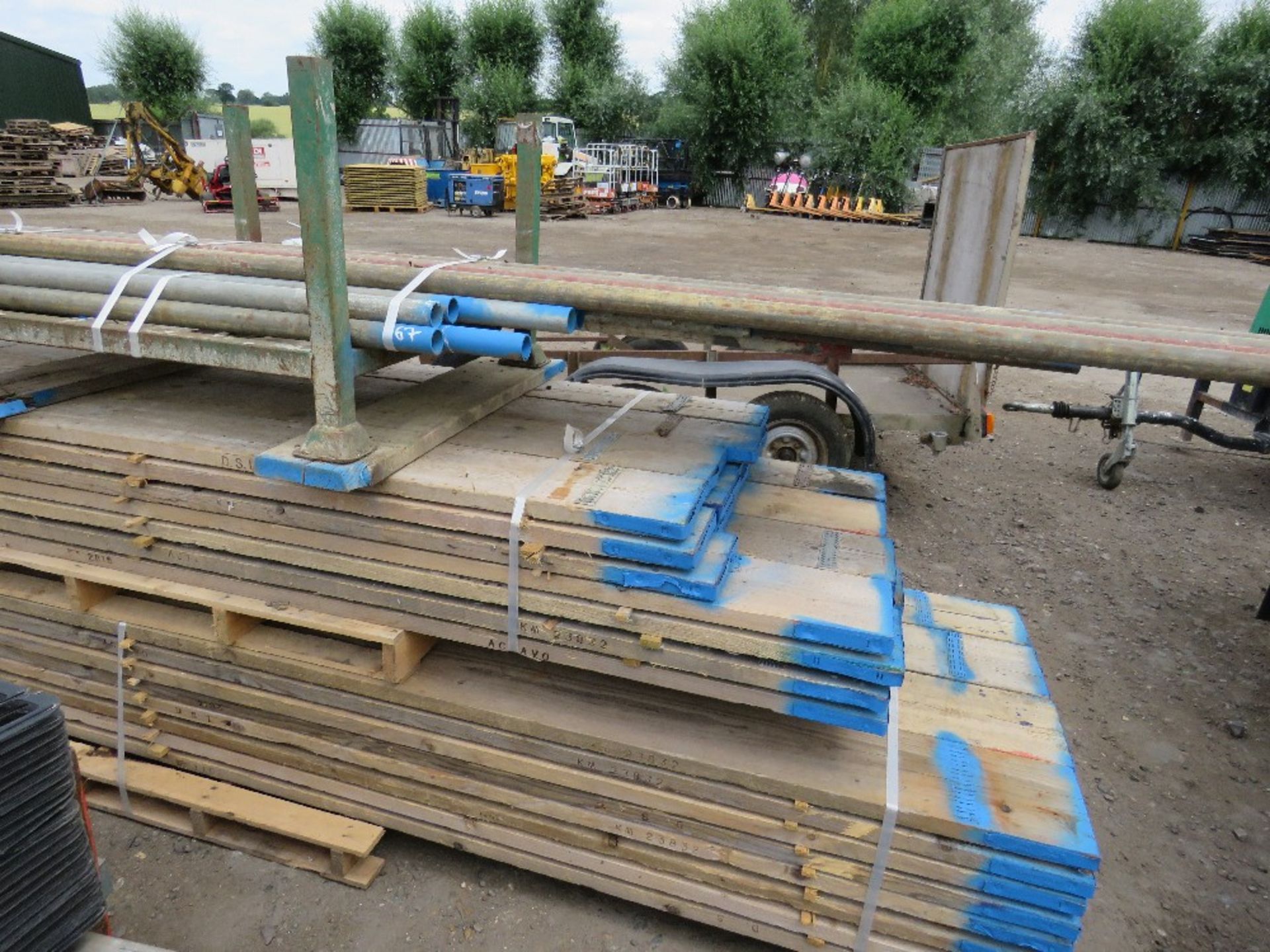 LARGE QUANTITY OF SCAFFOLDING ITEMS SOLD AS 1 LOT TO INCLUDE OVER 736 FT OF SCAFFOLD TUBE, 2X 10FT - Image 5 of 5