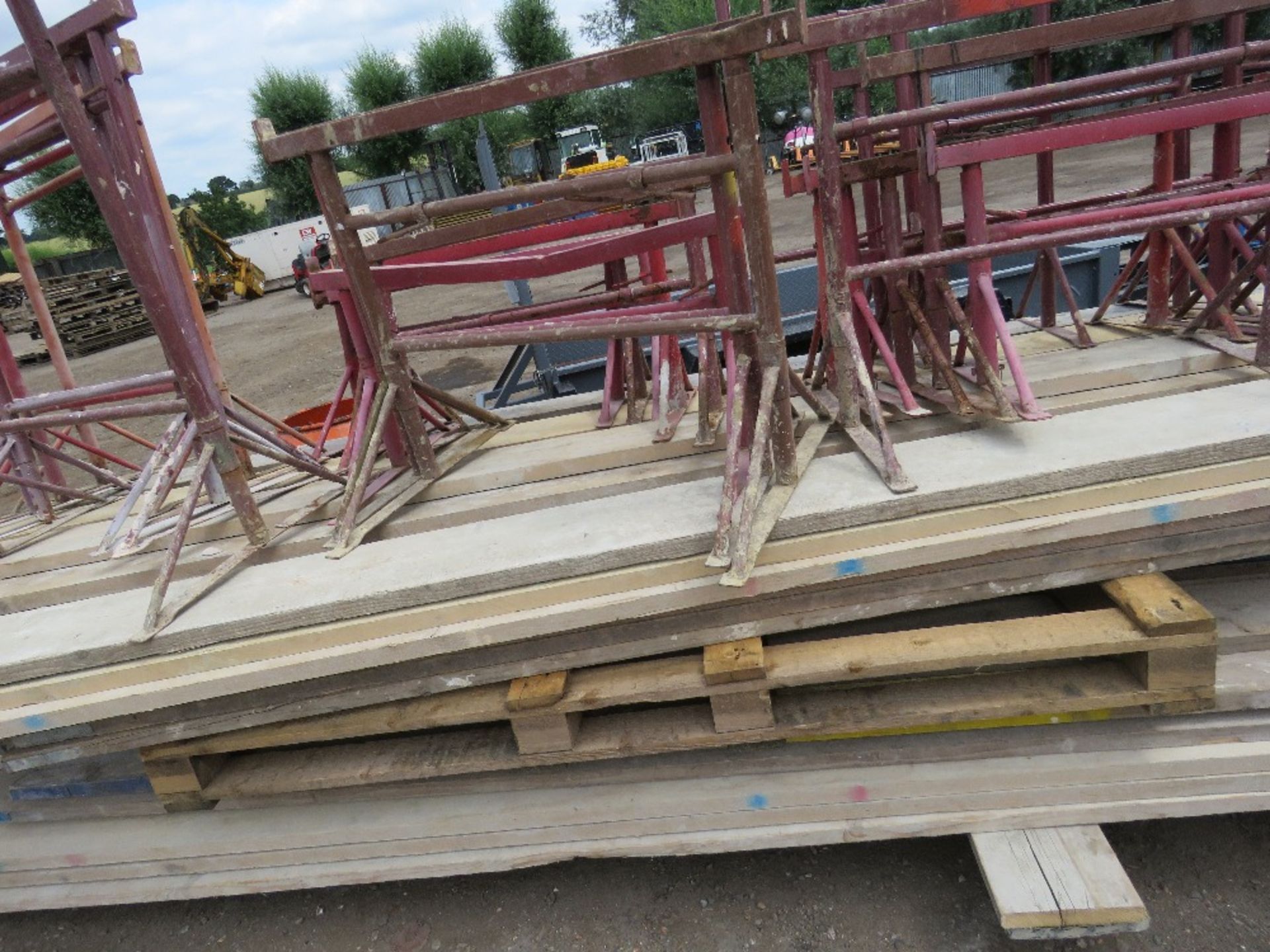 APPROX 55 ASSORTED LENGTH SCAFFOLD BOARDS PLUS APPROX 21 TRESTLES - Image 3 of 4