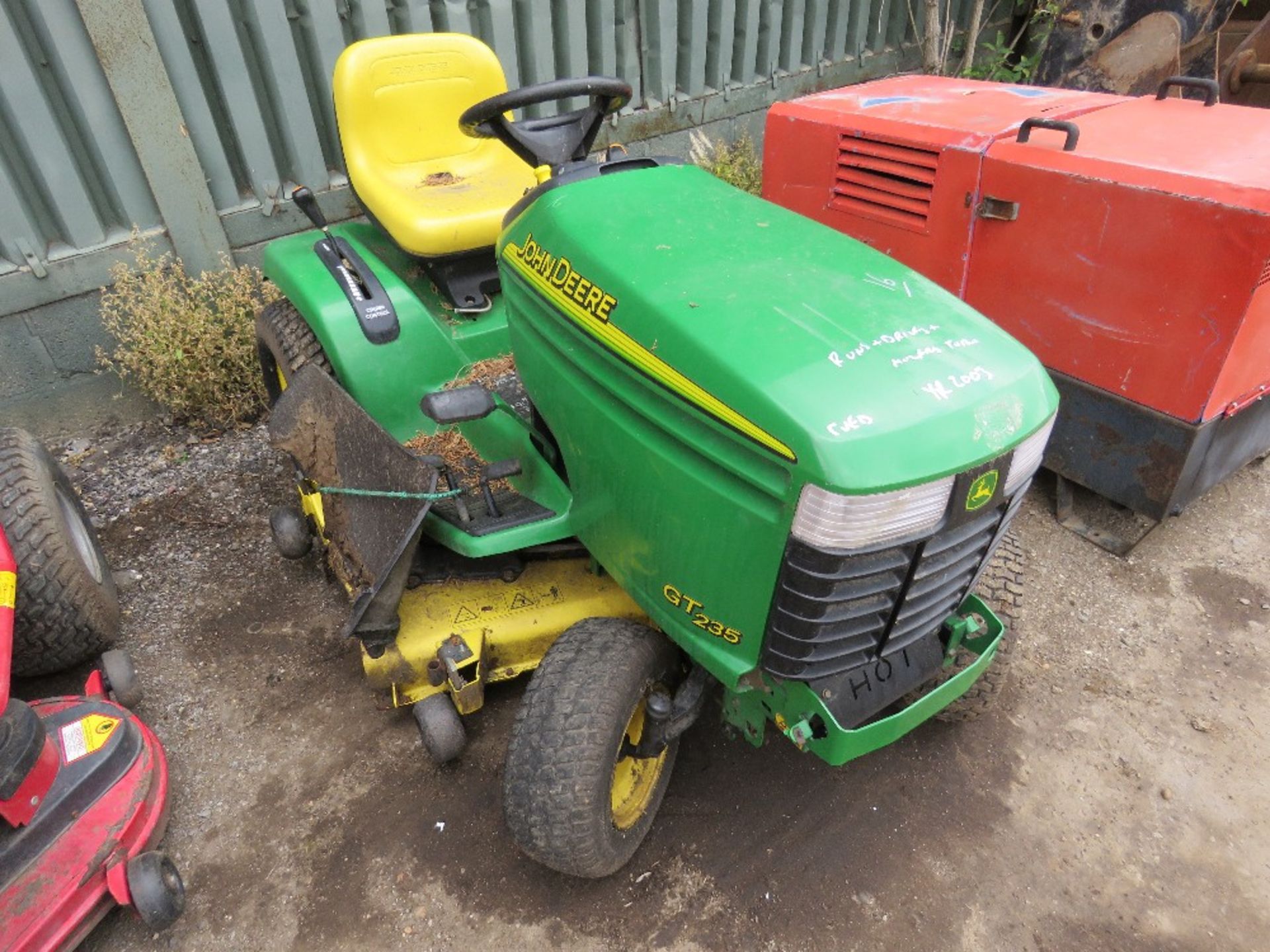 JOHN DEERE GT235 RIDE ON MOWER YR2003 when tested was seen to start, run and drive - Image 2 of 4