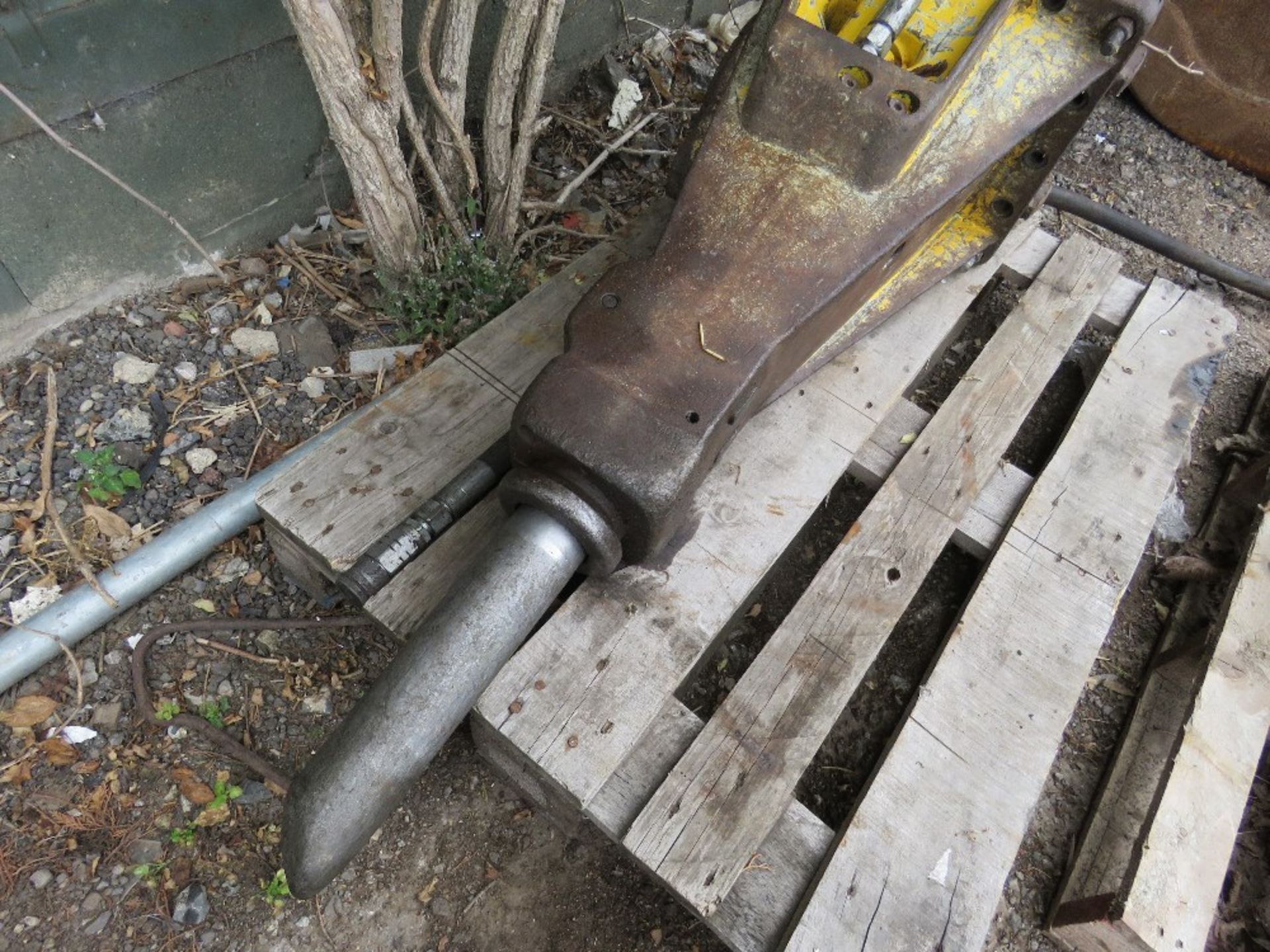 ATLAS COPCO BREAKER TO SUIT AN 8 TONNE EXCAVATOR, ON 50MM PINS - Image 2 of 4