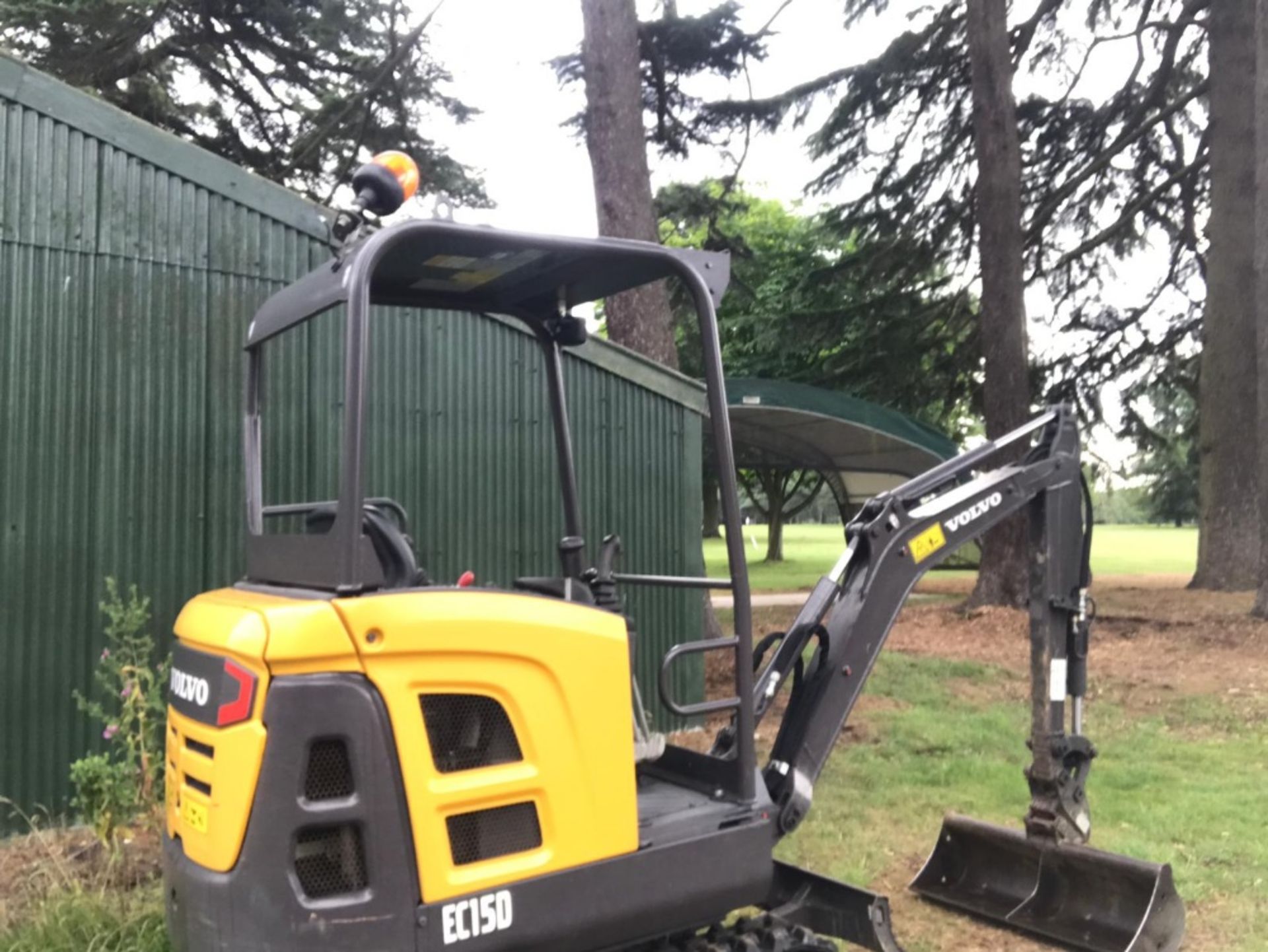 VOLVO EC15D 1.5 TONNE MINI DIGGER WITH SET OF BUCKETS YEAR 2015 BUILD. OWNED BY SELLER FROM NEW - Image 4 of 18