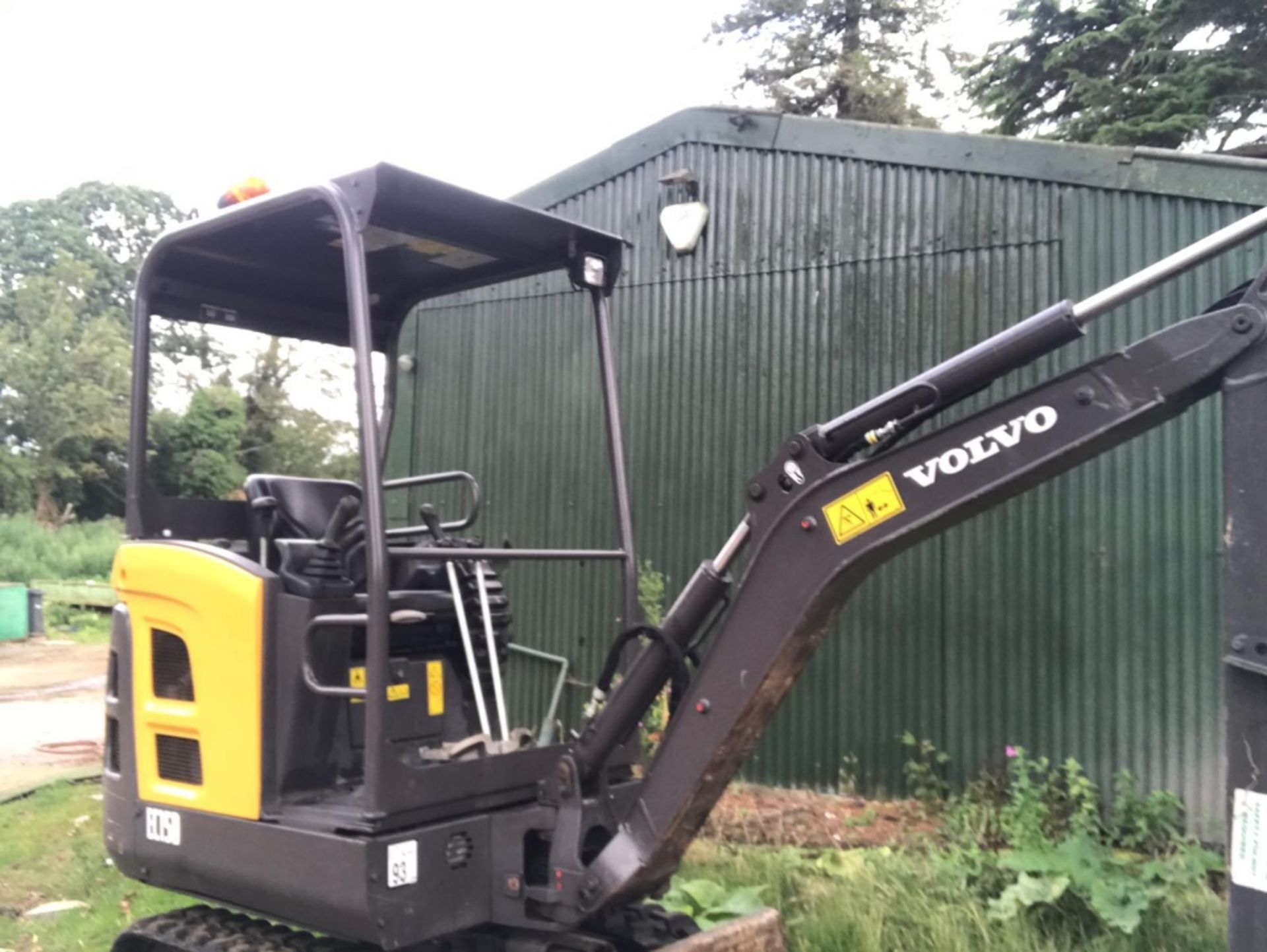 VOLVO EC15D 1.5 TONNE MINI DIGGER WITH SET OF BUCKETS YEAR 2015 BUILD. OWNED BY SELLER FROM NEW - Image 9 of 18