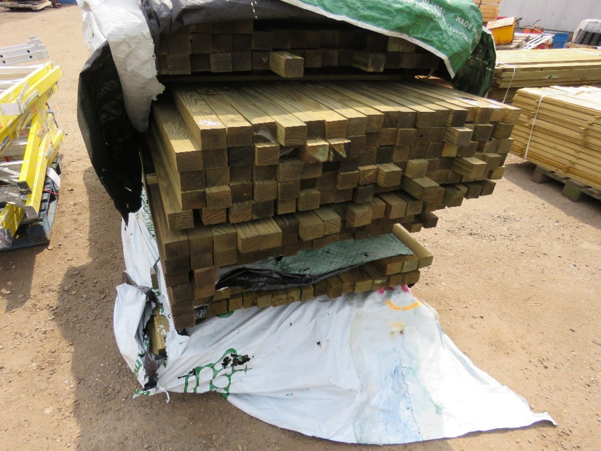 STACK OF ASSORTED TIMBER POSTS, 5.5CMx4.5CM, 2.7M LENGTH, APPROX 300 LENGTHS