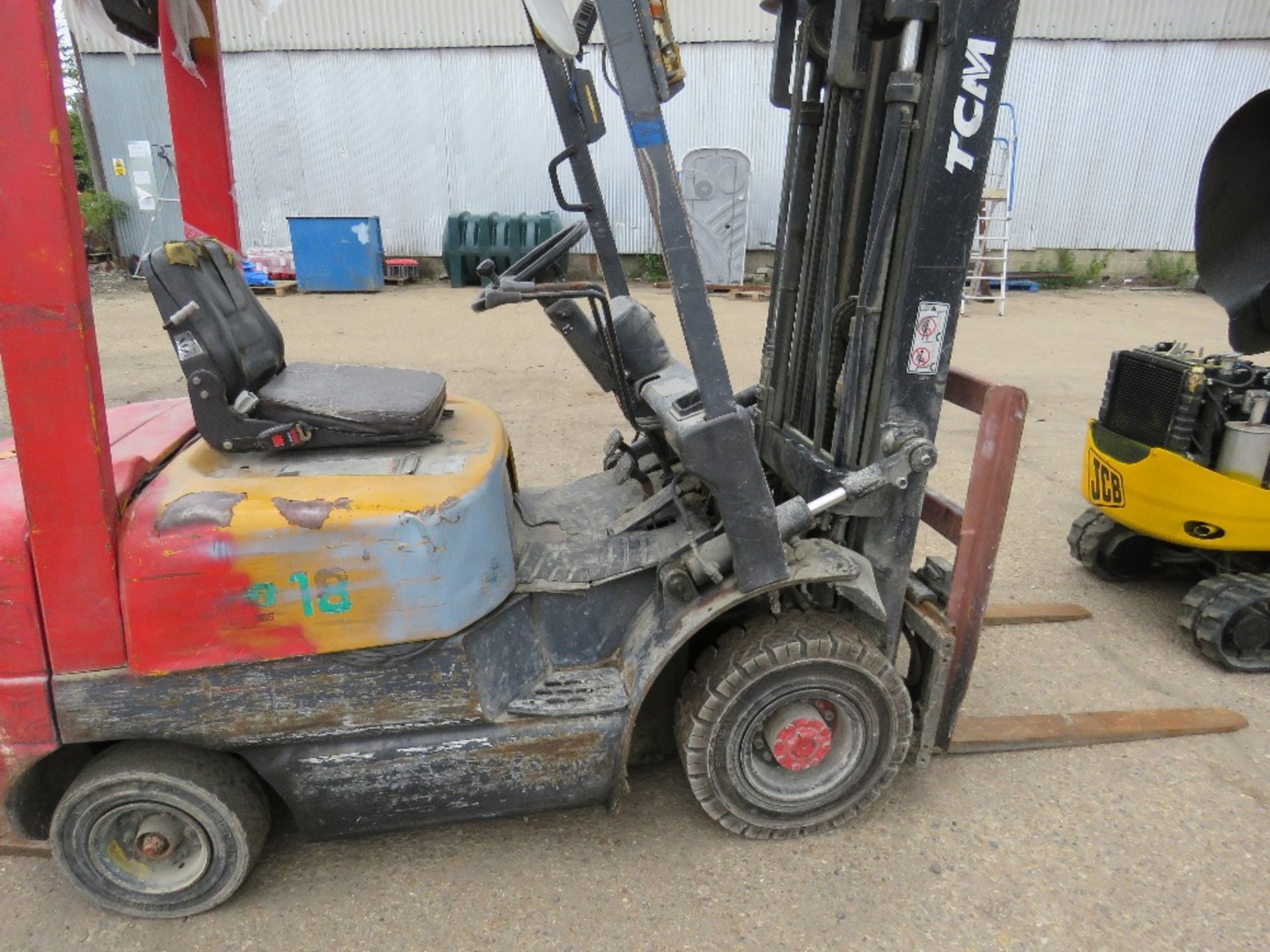 TCM CONTAINER SPEC FHD18Z8 DIESEL FORKLIFT WITH SIDE SHIFT ON SOLID TYRES, YEAR 1999, 1.8 TONNE LIFT - Image 2 of 8