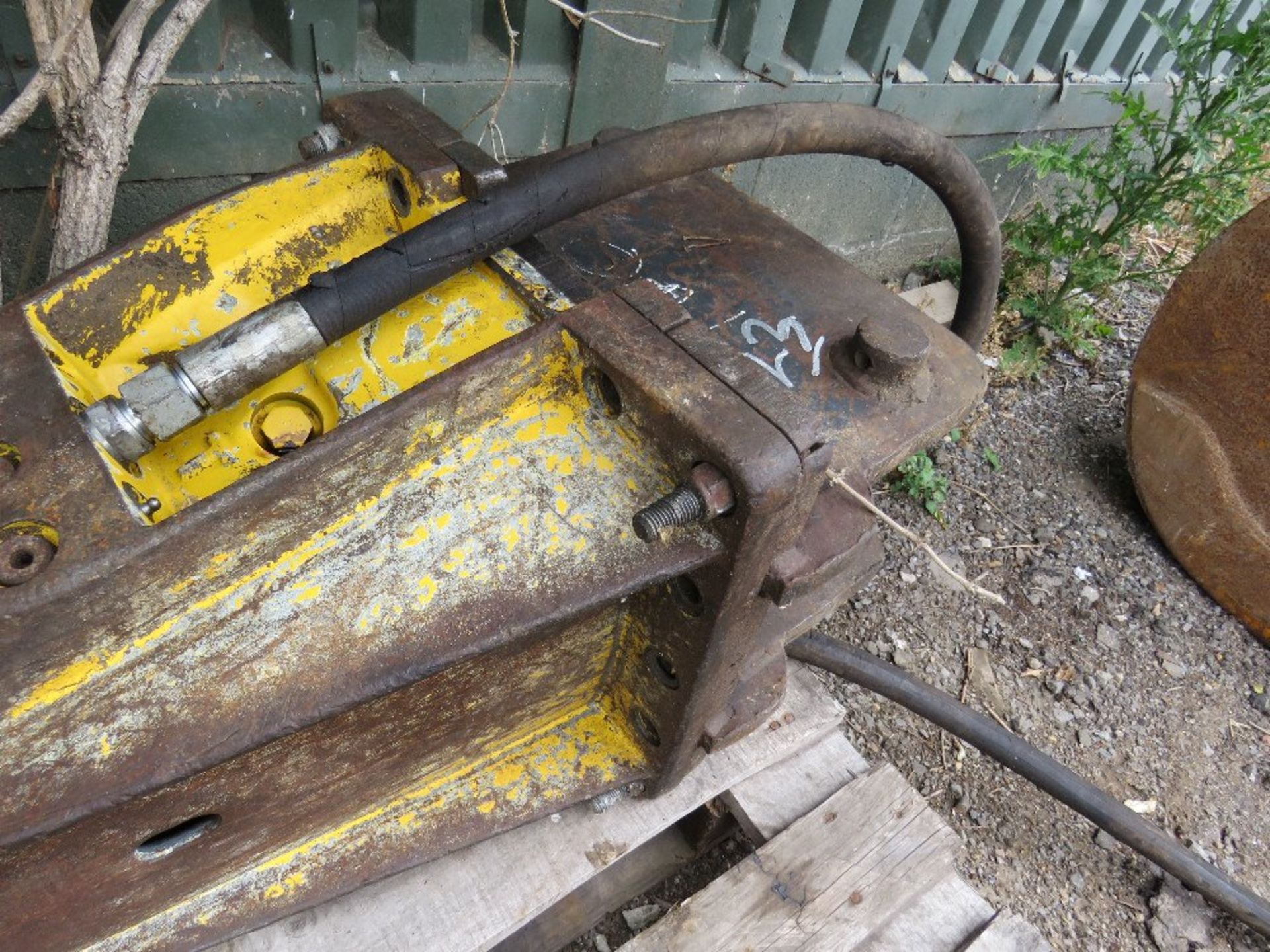 ATLAS COPCO BREAKER TO SUIT AN 8 TONNE EXCAVATOR, ON 50MM PINS - Image 3 of 4