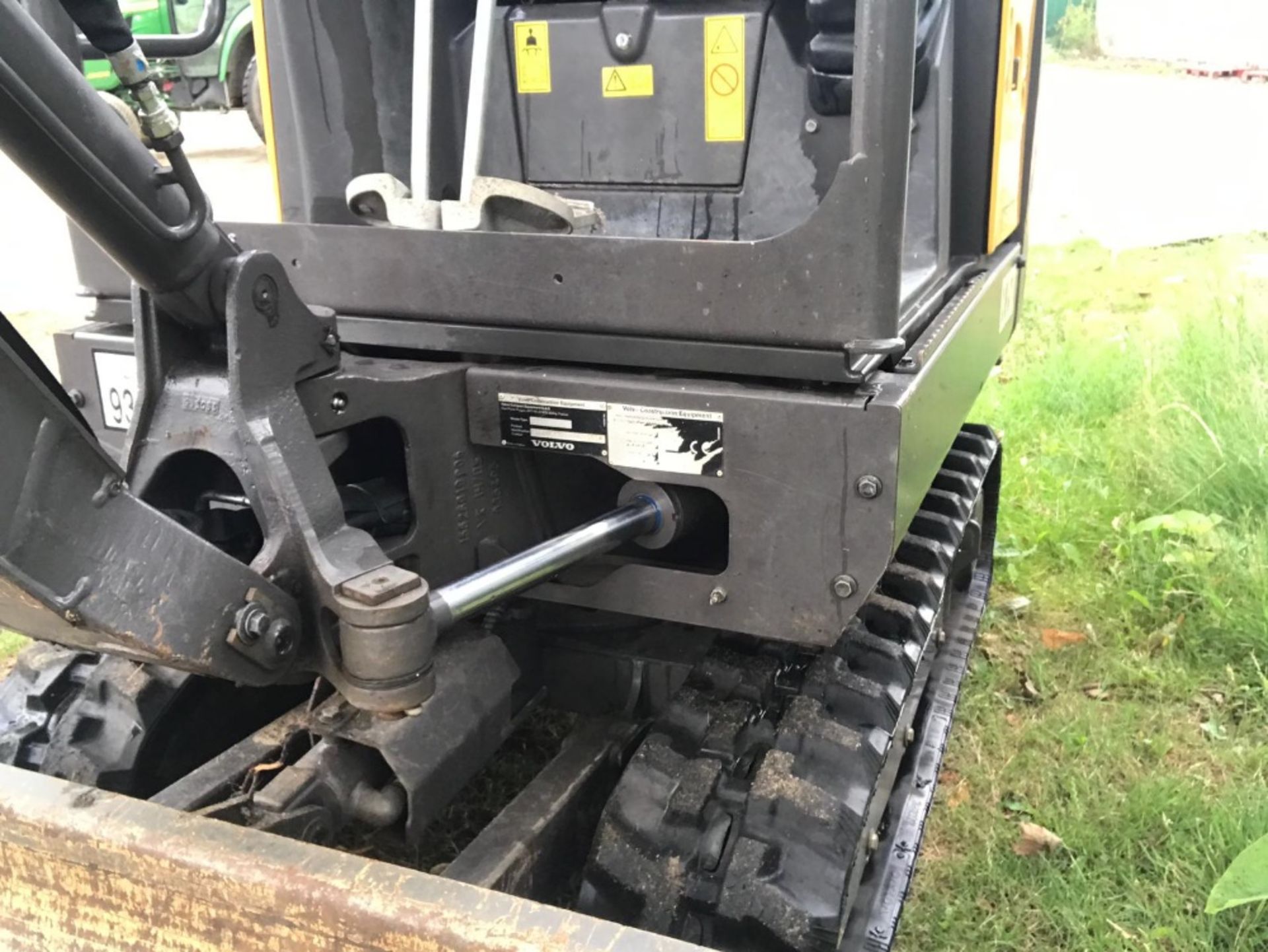 VOLVO EC15D 1.5 TONNE MINI DIGGER WITH SET OF BUCKETS YEAR 2015 BUILD. OWNED BY SELLER FROM NEW - Image 15 of 18