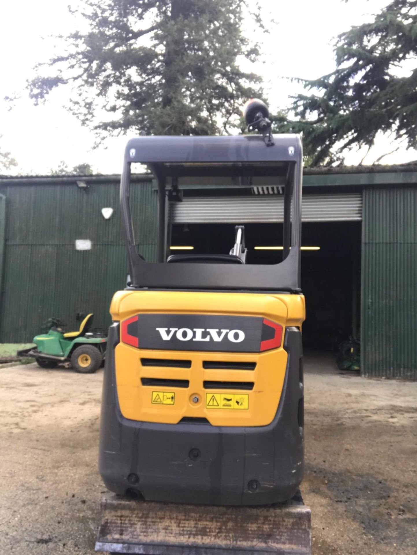 VOLVO EC15D 1.5 TONNE MINI DIGGER WITH SET OF BUCKETS YEAR 2015 BUILD. OWNED BY SELLER FROM NEW - Image 17 of 18