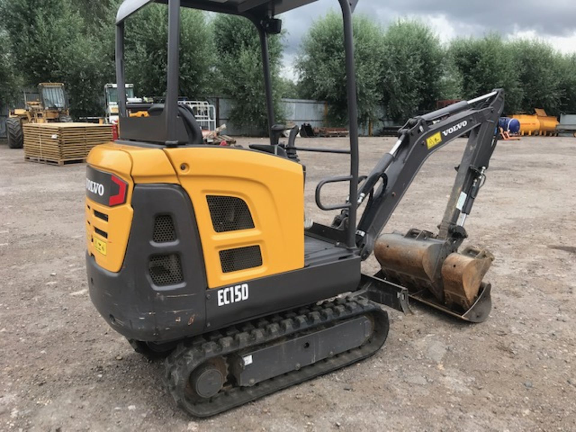 VOLVO EC15D 1.5 TONNE MINI DIGGER WITH SET OF BUCKETS YEAR 2015 BUILD. OWNED BY SELLER FROM NEW