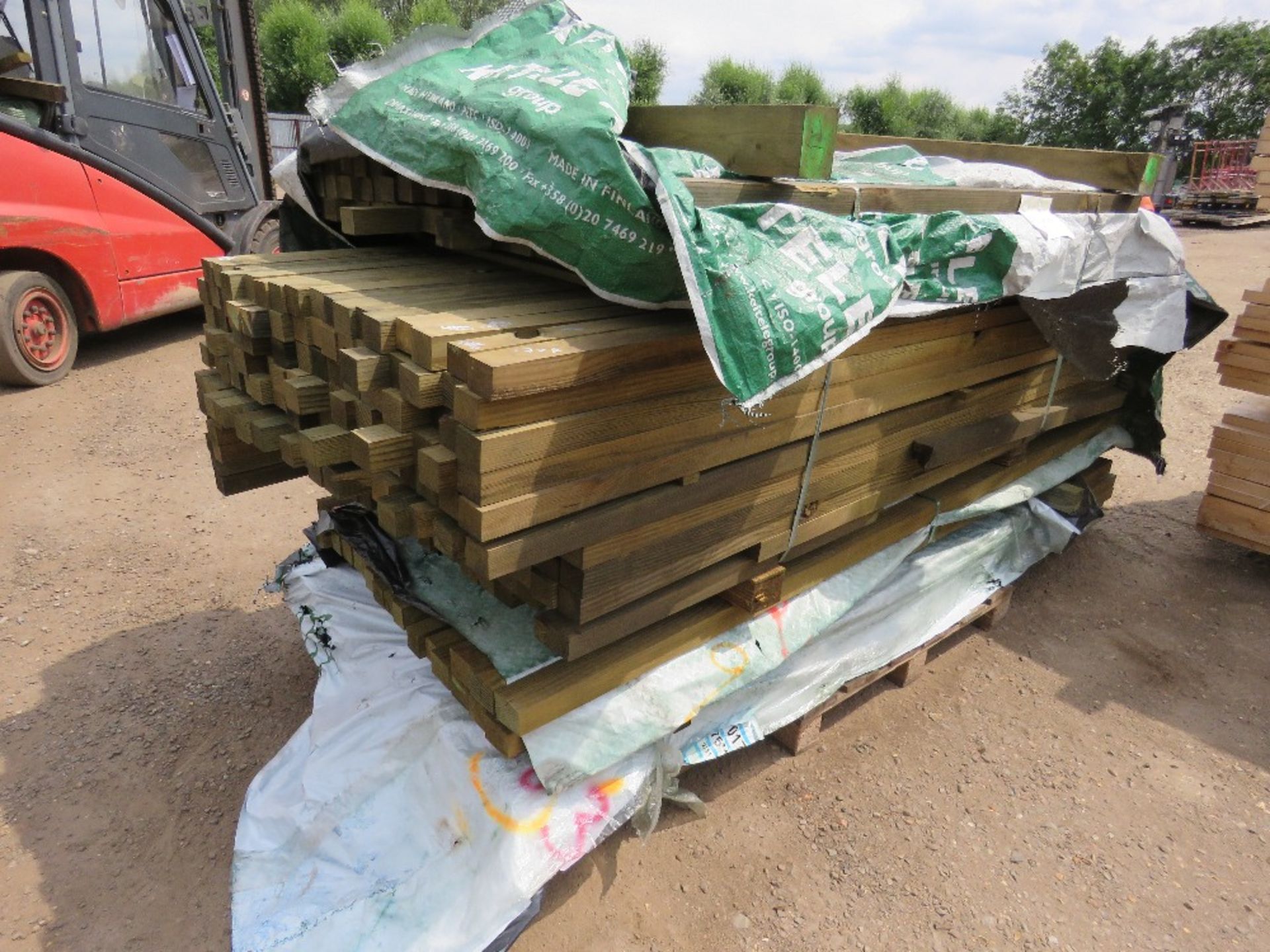 STACK OF ASSORTED TIMBER POSTS, 5.5CMx4.5CM, 2.7M LENGTH, APPROX 300 LENGTHS - Image 3 of 4