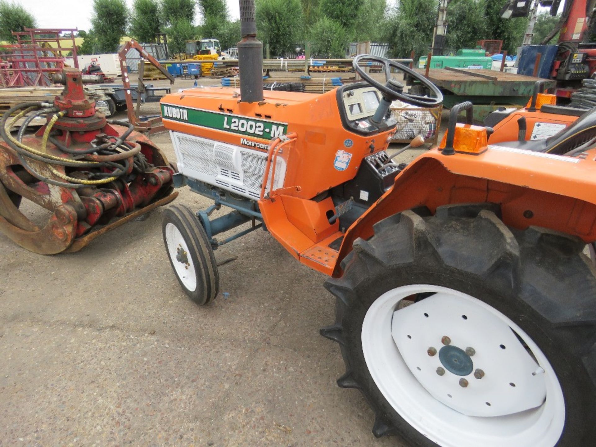 KUBOTA 20HP 2WD COMPACT TRACTOR C/W REAR LINKAGE. WHEN TESTED WAS SEEN TO DRIVE, STEER AND BRAKE - Image 5 of 5