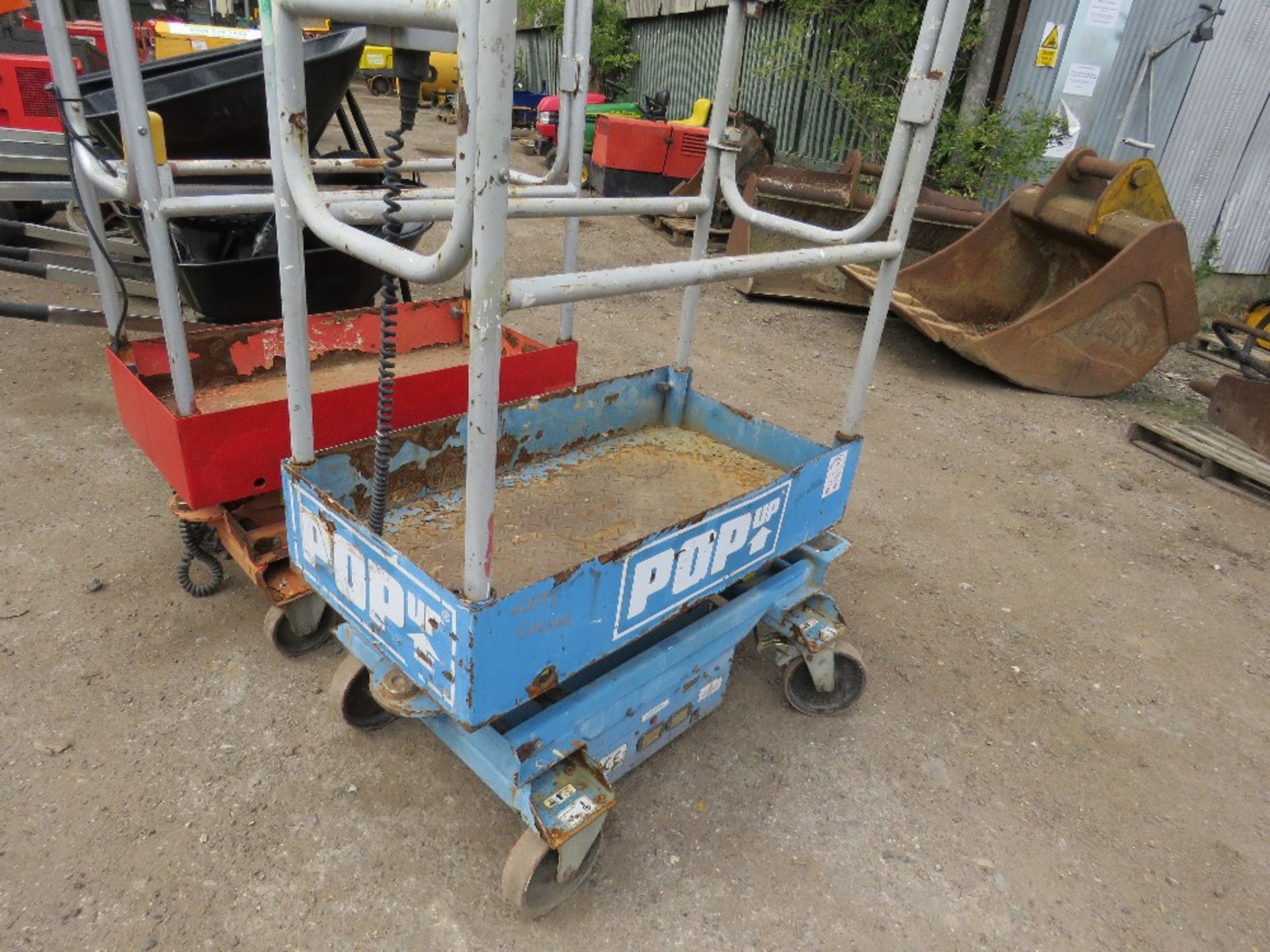 POPUP POWERED SCISSOR LIFT UNIT. WHEN TESTED WAS SEEN TO LIFT AND LOWER, BATTERY LOW - Image 2 of 3