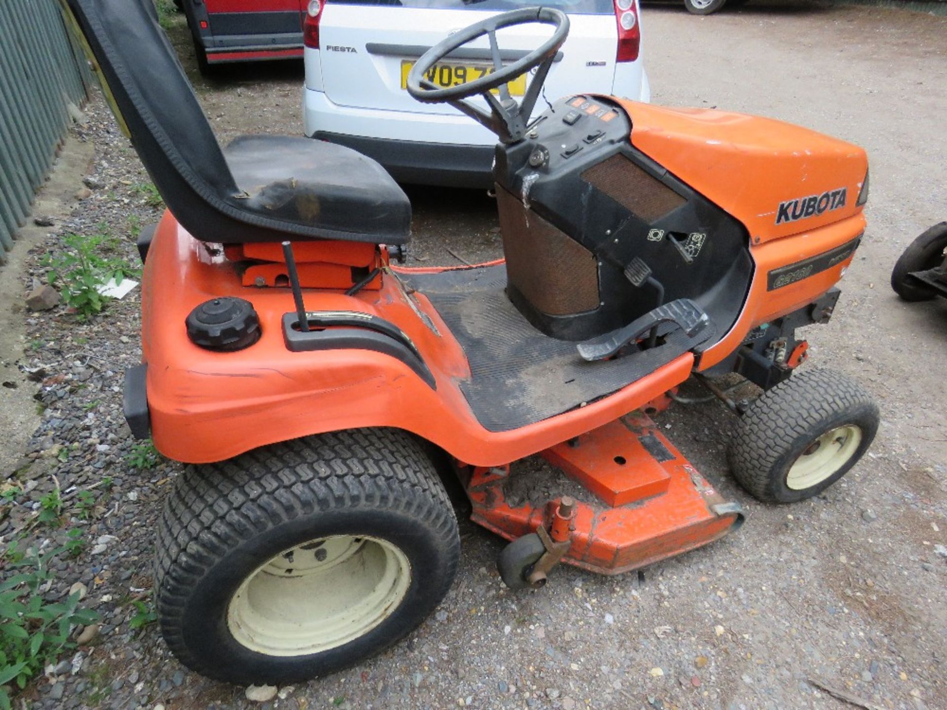 KUBOTA G2160 DIESEL RIDE ON MOWER, YEAR 2007, 541 RECORDED HOURS, REG: EY57 FSK, LOGBOOK TO APPLY - Image 2 of 4