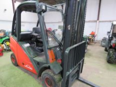 LINDE DIESEL FORKLIFT. WHEN TESTED WAS SEEN TO RUN, DRIVE, LIFT AND BRAKE. C/W SIDE SHIFT. NO VAT ON