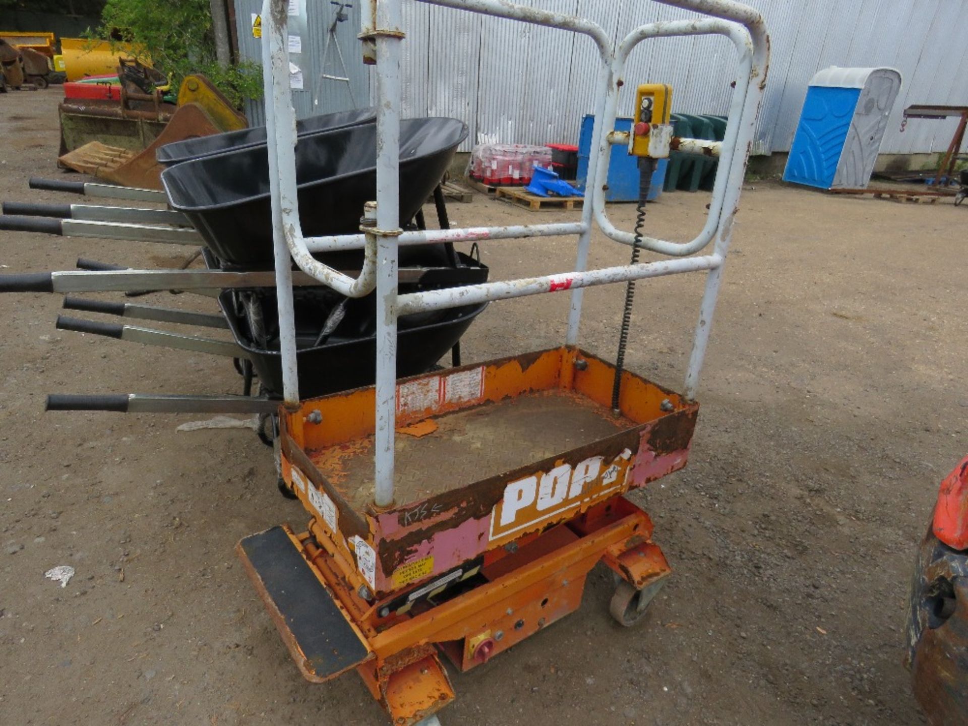 POPUP POWERED SCISSOR LIFT UNIT. WHEN TESTED WAS SEEN TO LIFT AND LOWER, BATTERY LOW