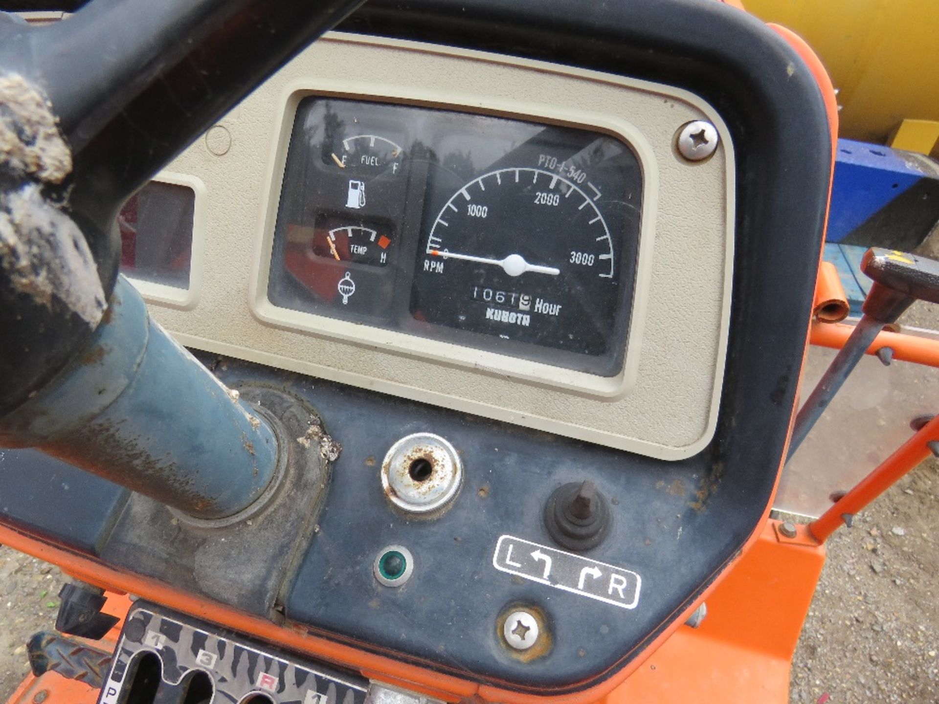 KUBOTA 18HP 2WD COMPACT TRACTOR C/W REAR LINKAGE. WHEN TESTED WAS SEEN TO DRIVE, STEER AND BRAKE - Image 3 of 5