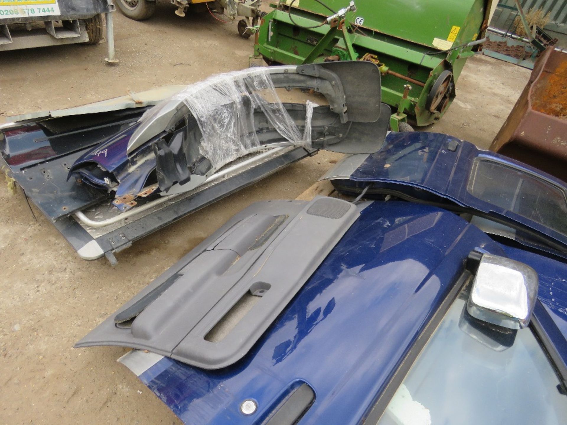 LARGE QUANTITY OF NISSAN NAVARA PANELS AND ENGINE PARTS FROM 2002 TRUCK. - Image 4 of 5