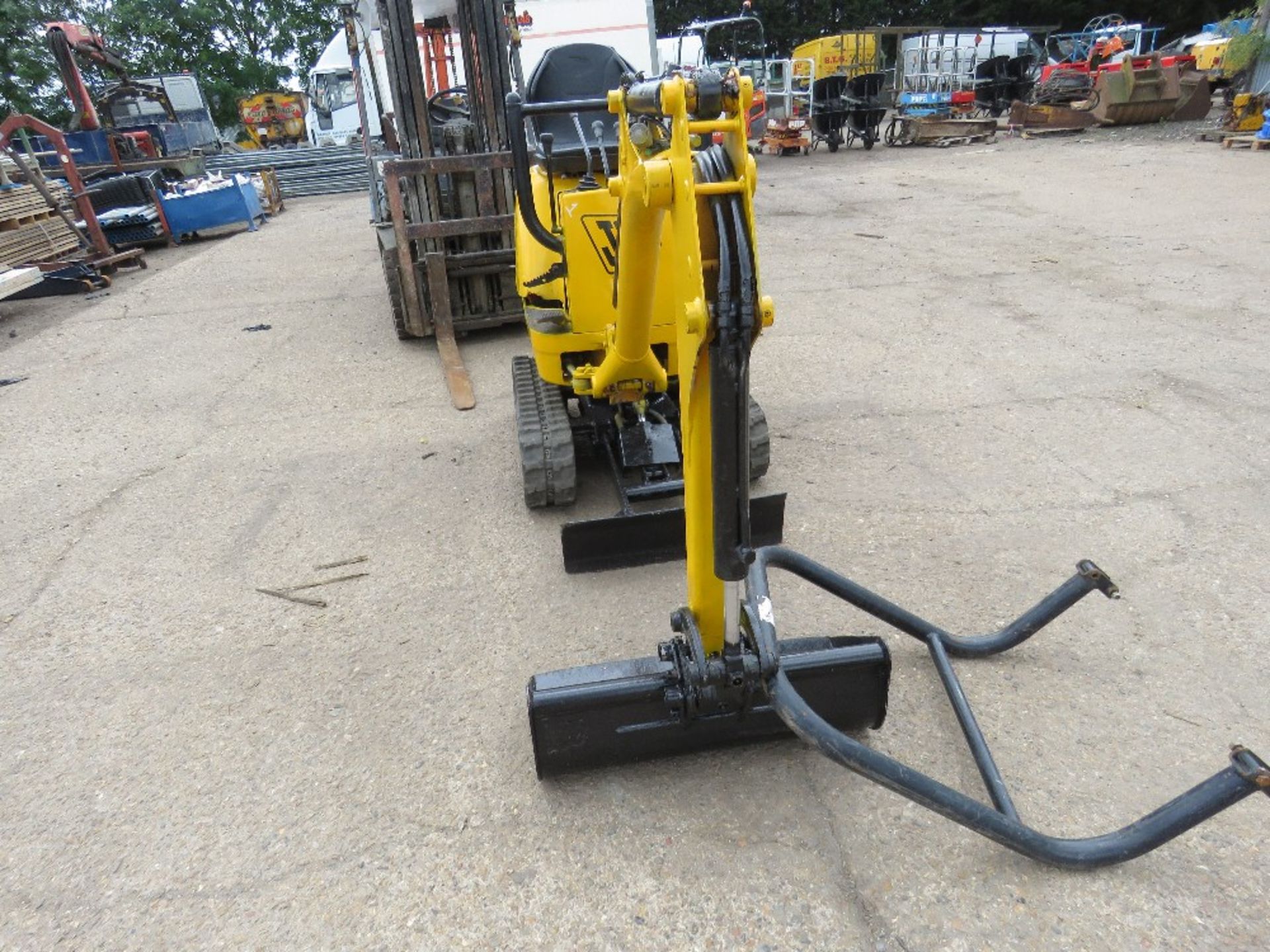 JCB 8008CTS MICRO EXCAVATOR C/W 1 GRADING BUCKET, YEAR 2015, SN: JCB8008A00764702, RECORDED HOURS: - Image 4 of 7