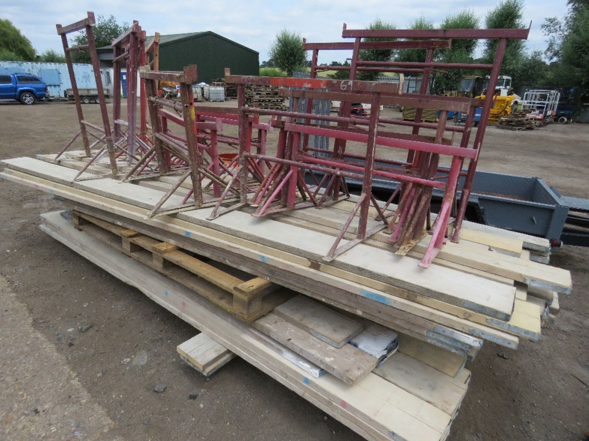 APPROX 55 ASSORTED LENGTH SCAFFOLD BOARDS PLUS APPROX 21 TRESTLES