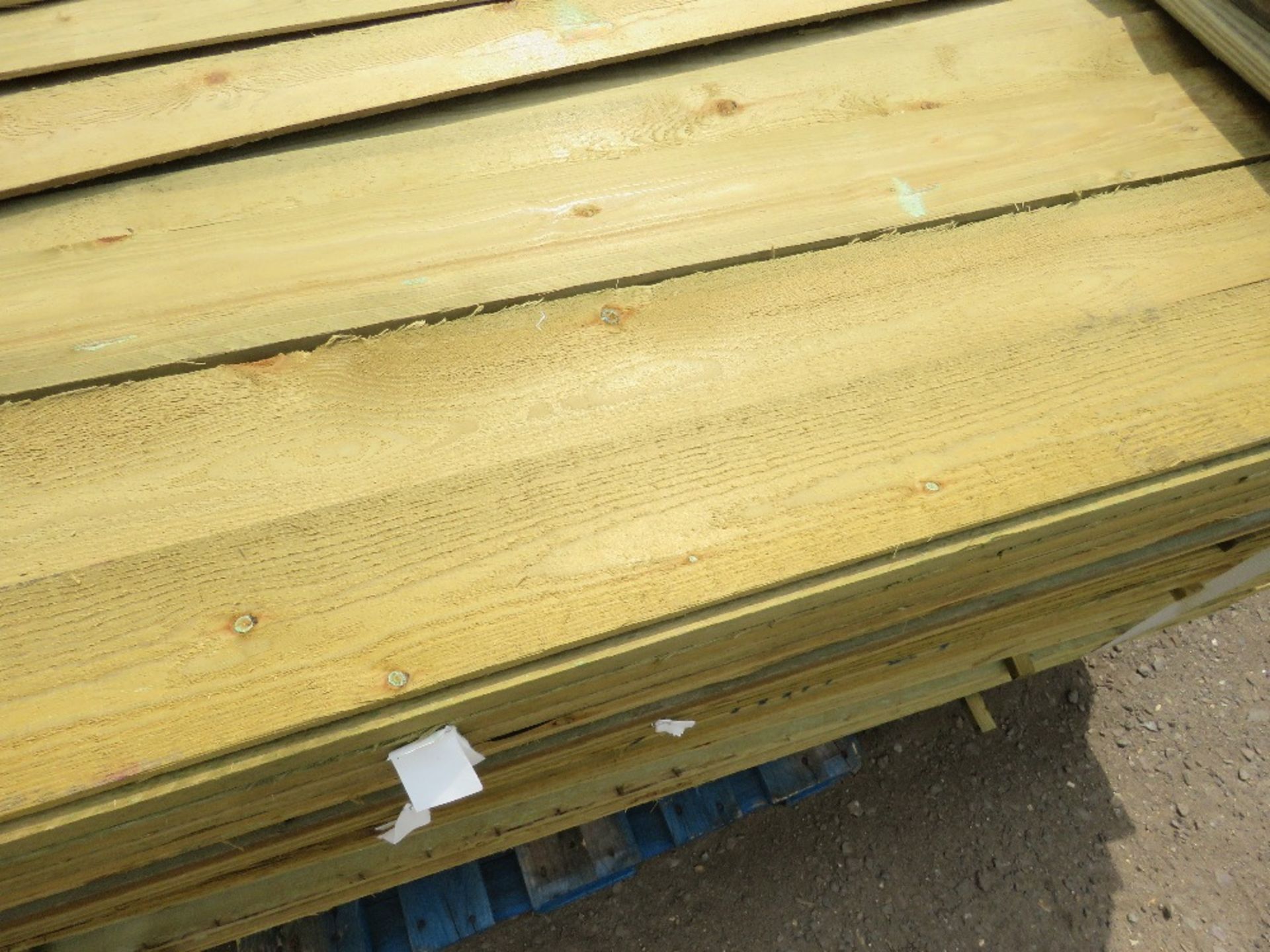 1 PACK OF FEATHER EDGE 10CM WIDE, 1.65M LENGTH TIMBER - Image 3 of 4