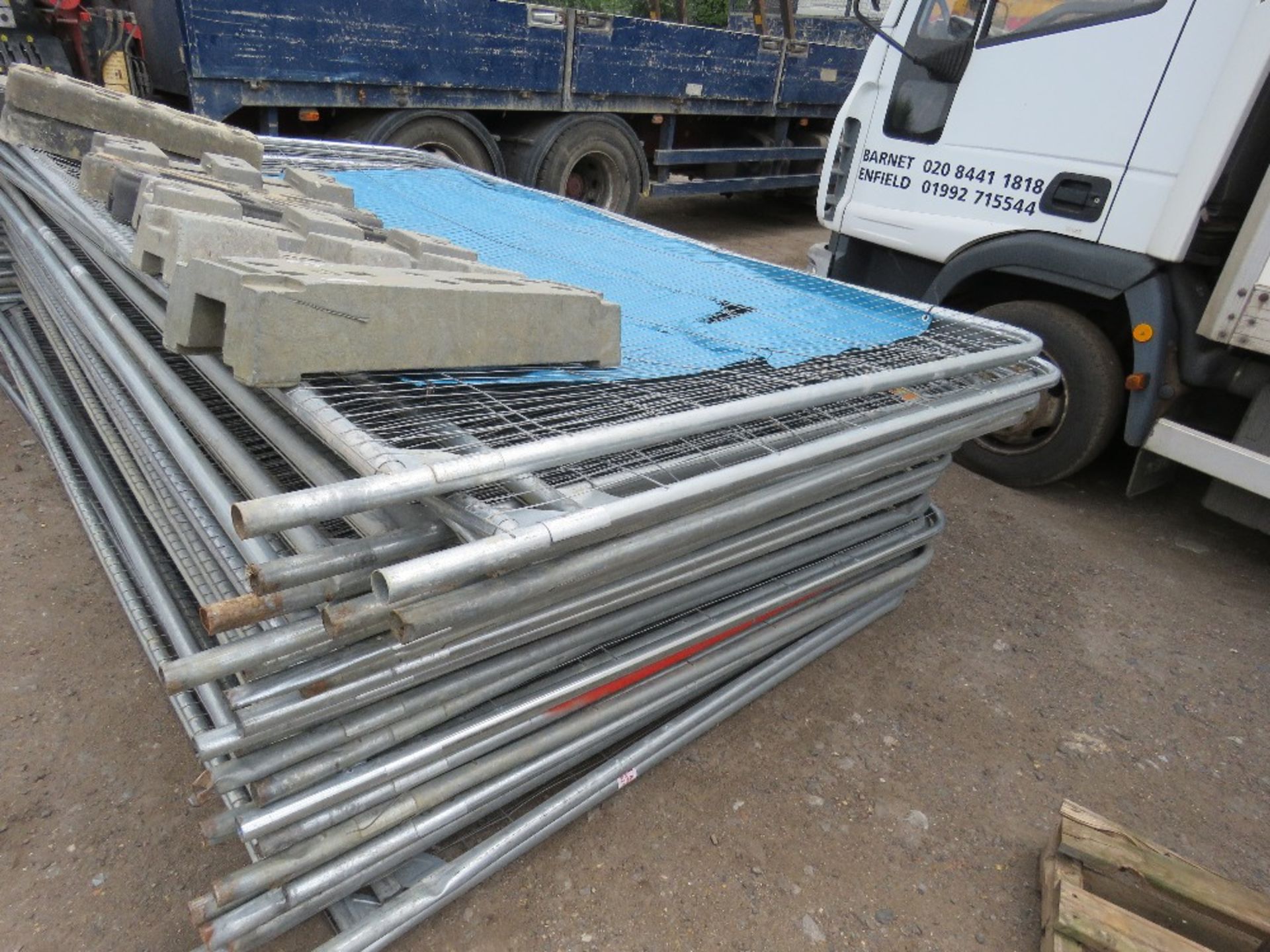 APPROX 28 X HERAS TYPE SITE MESH TEMPORARY FENCE PANELS PLUS 11 X BLOCKS - Image 2 of 4