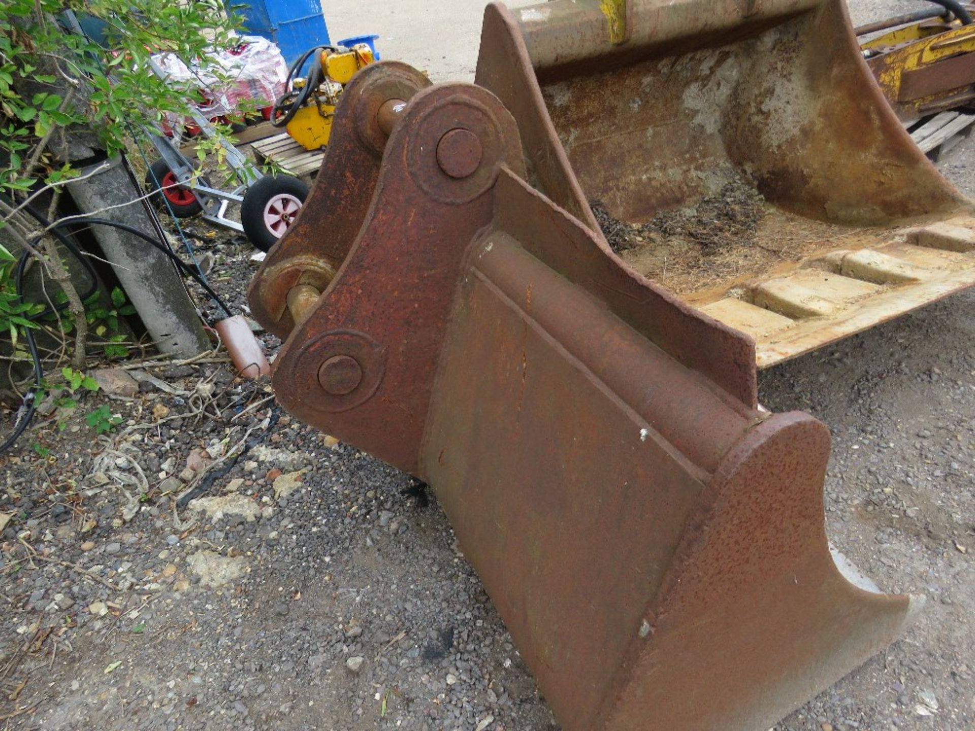 80MM PINNED 6FT DIGGER BUCKET NEEDS REPAIR - Image 2 of 3