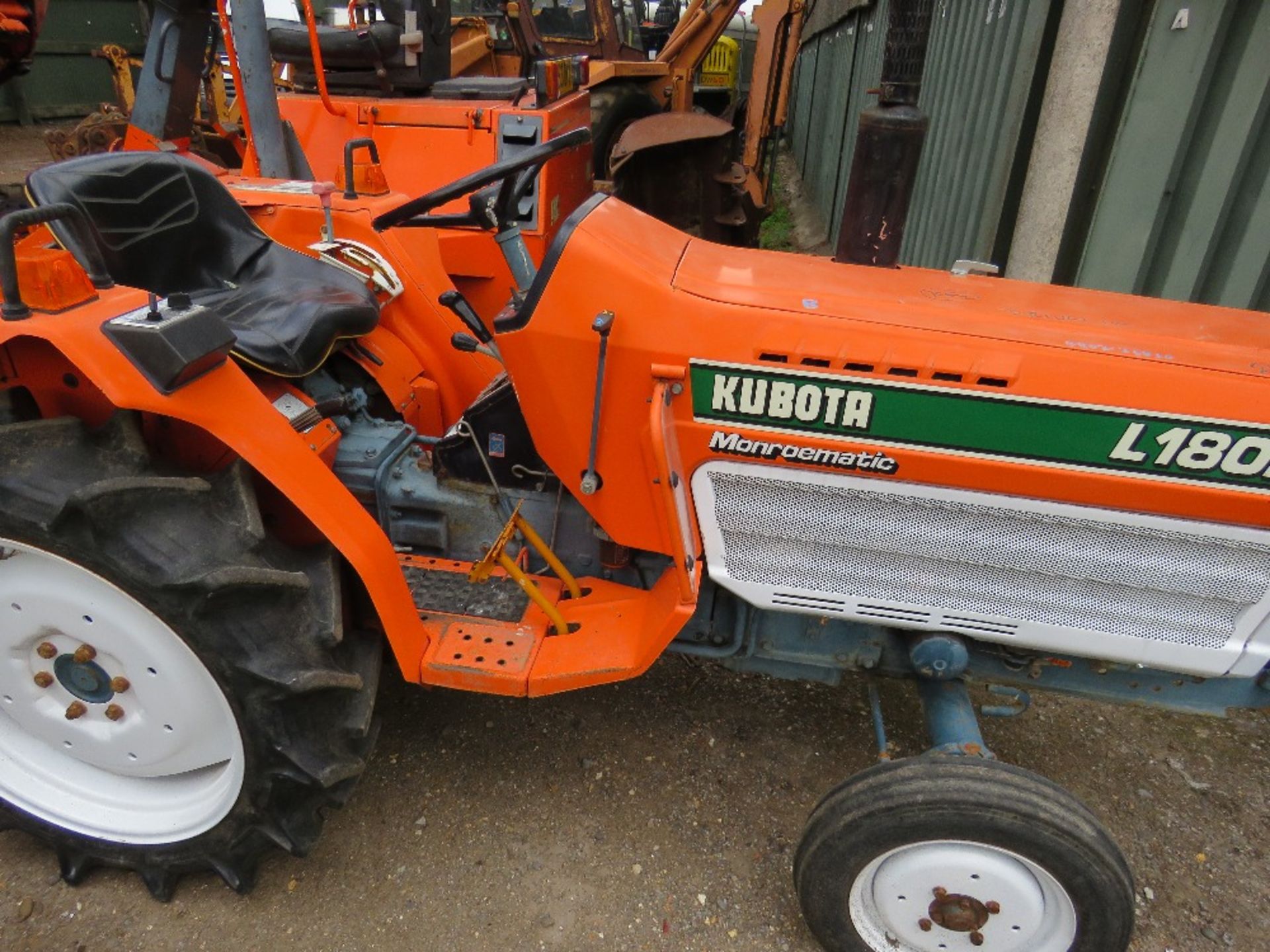 KUBOTA 18HP 2WD COMPACT TRACTOR C/W REAR LINKAGE. WHEN TESTED WAS SEEN TO DRIVE, STEER AND BRAKE - Image 2 of 5