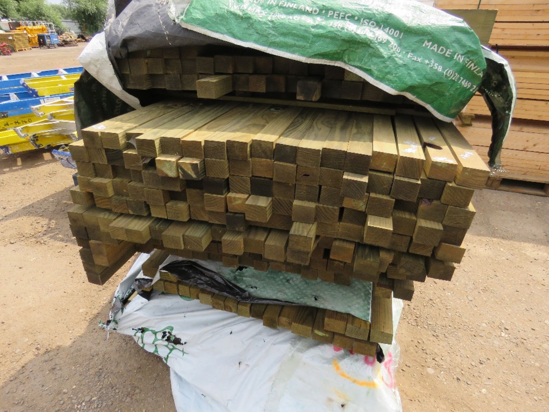 STACK OF ASSORTED TIMBER POSTS, 5.5CMx4.5CM, 2.7M LENGTH, APPROX 300 LENGTHS - Image 2 of 4