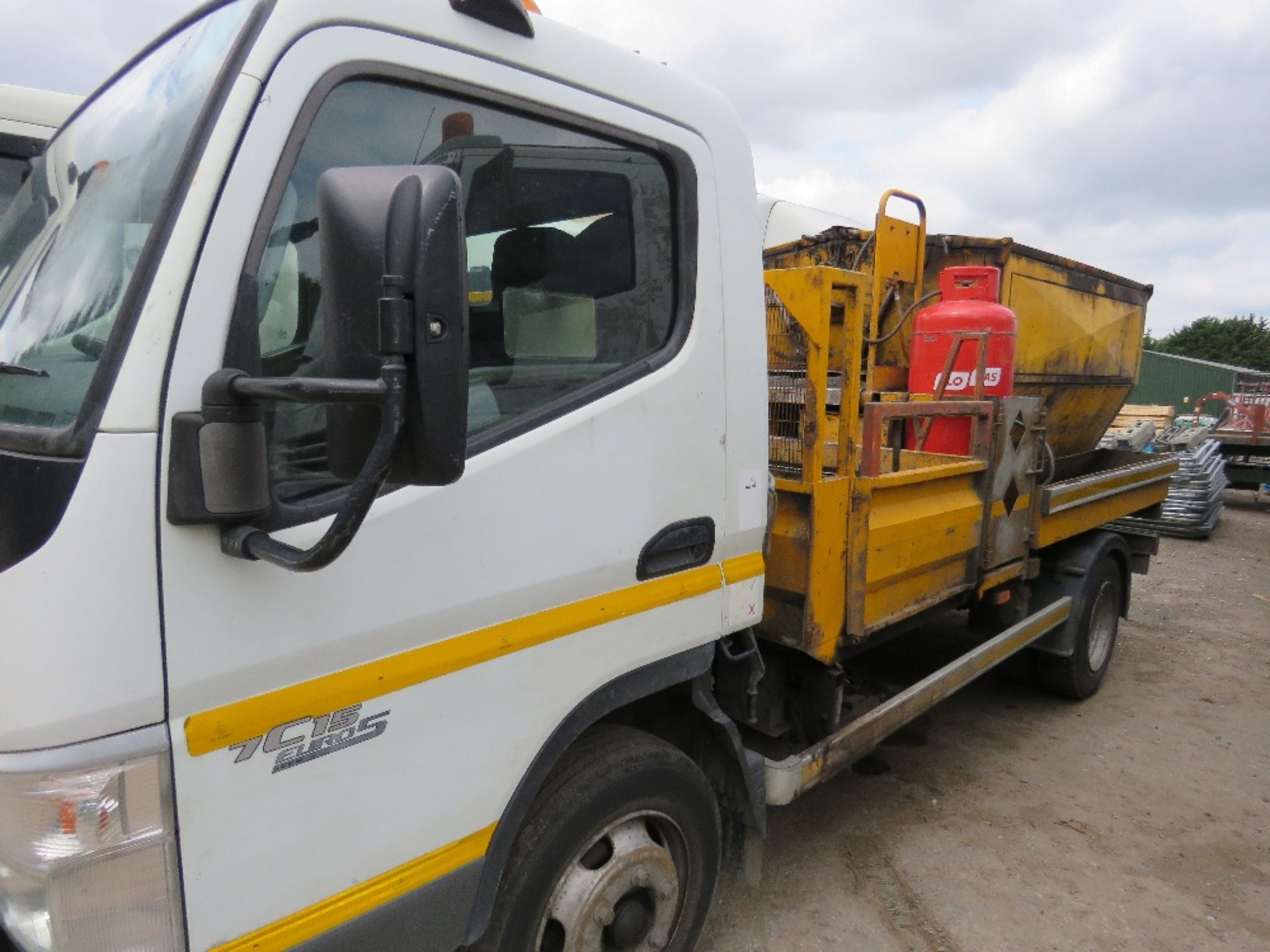 MITSUBISHI FUSO 7.5TONNE LORRY WITH HOT BOX FITTED, REG. BN11 EHY, WITH V5 AND TEST TO 31.08.2019. - Image 2 of 7