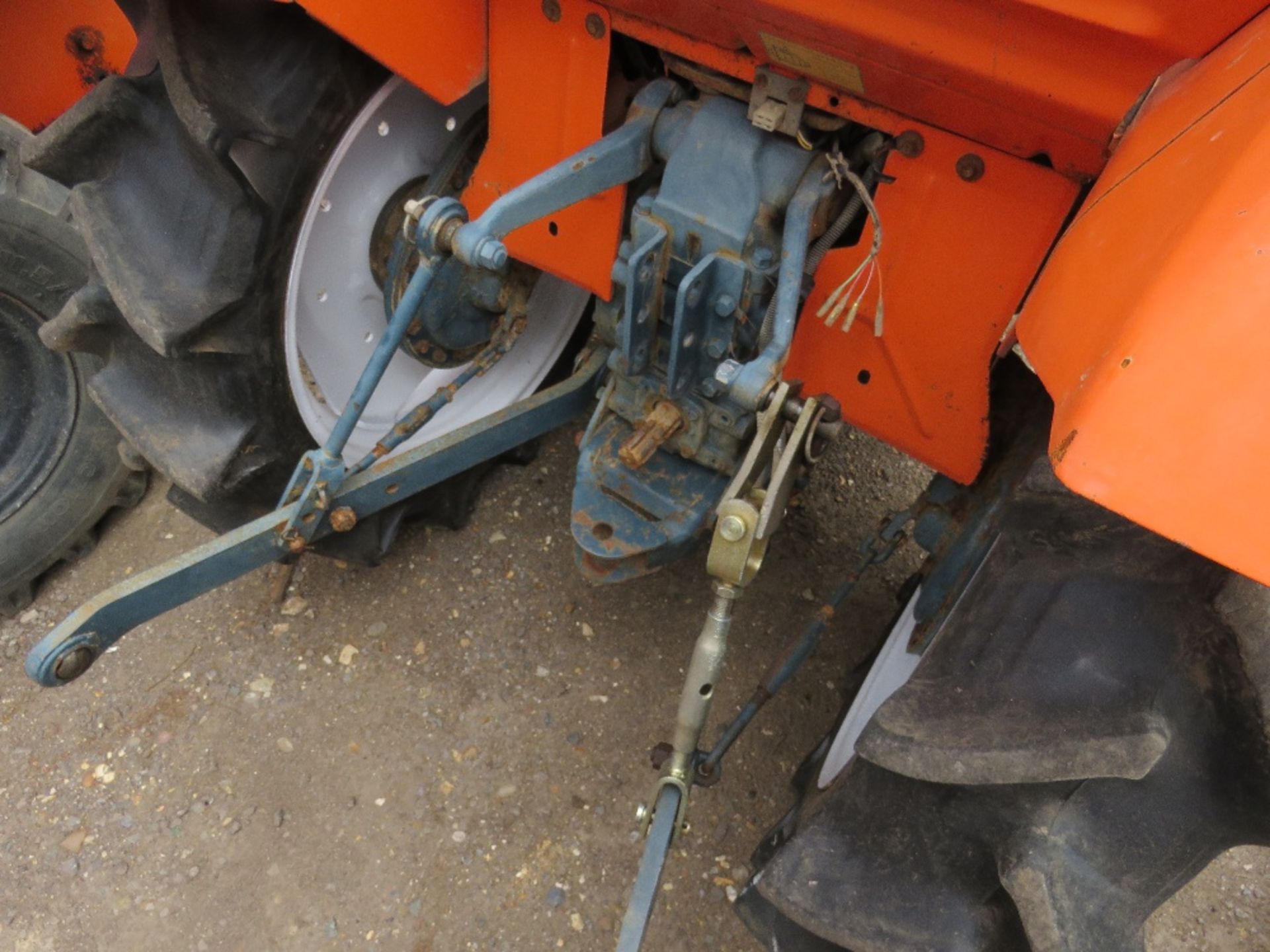 KUBOTA 18HP 2WD COMPACT TRACTOR C/W REAR LINKAGE. WHEN TESTED WAS SEEN TO DRIVE, STEER AND BRAKE - Image 4 of 5