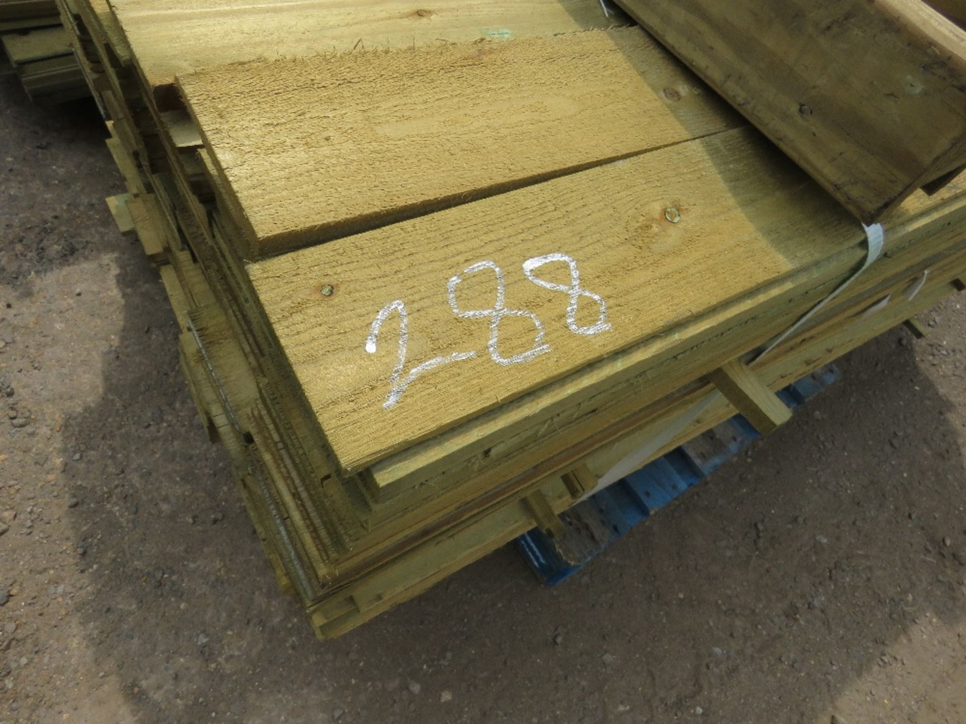 1 PACK OF FEATHER EDGE 10CM WIDE, 1.65M LENGTH TIMBER - Image 4 of 4