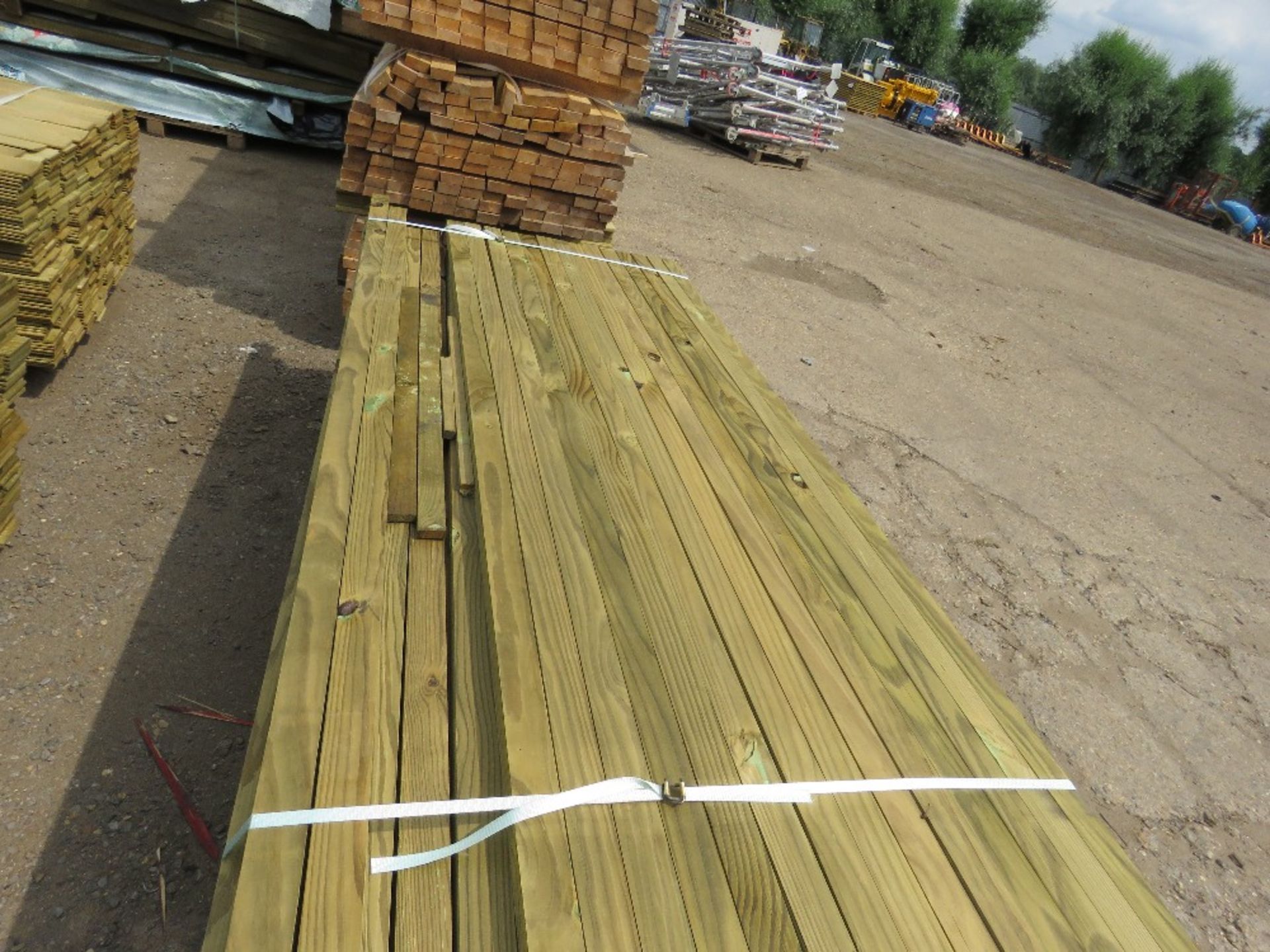 LARGE PACK OF TIMBER POSTS AT 2.7M LENGTH, 5.5CMx4.5CM, APPROX 225 PIECES - Image 2 of 3