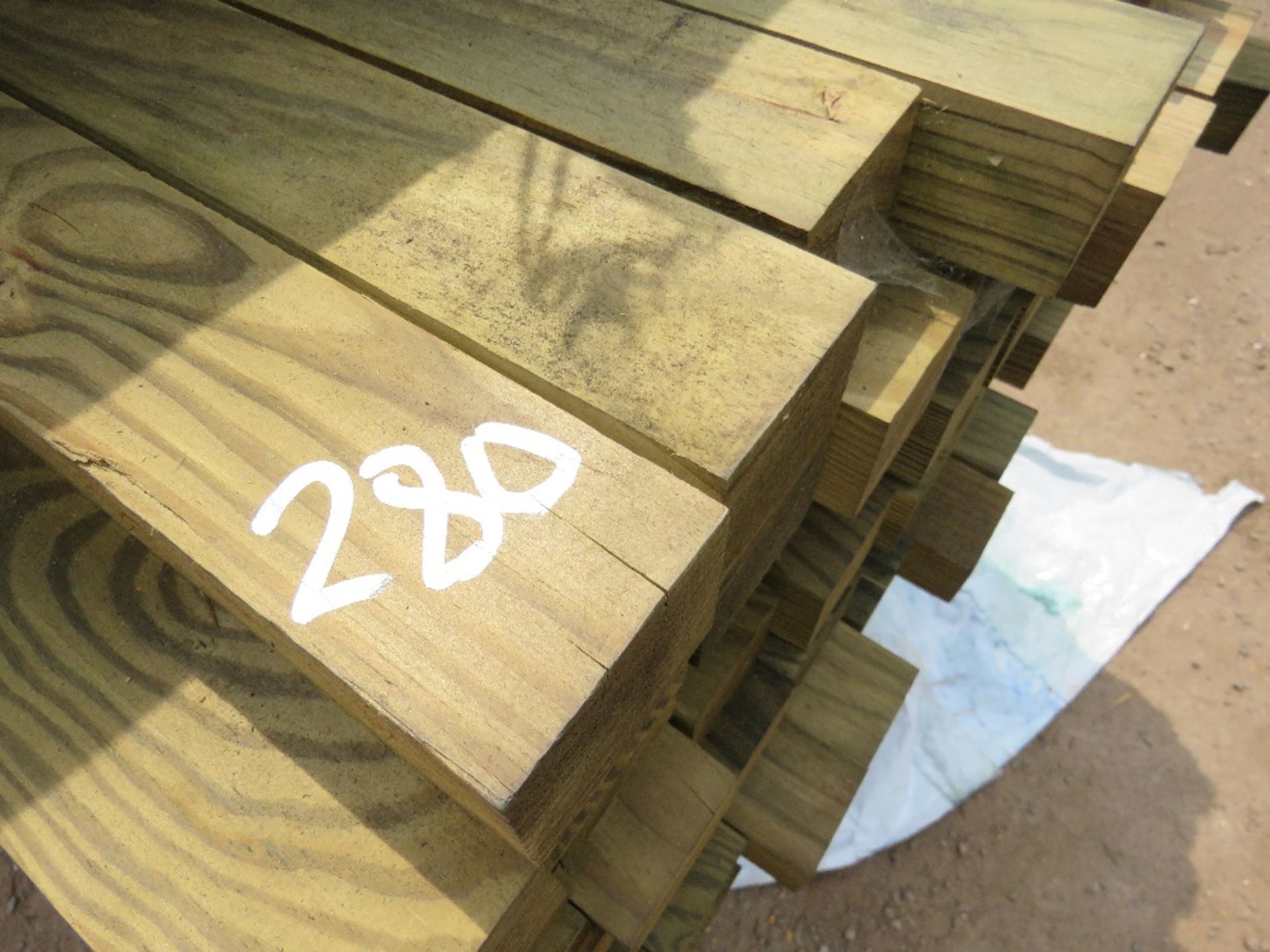 STACK OF ASSORTED TIMBER POSTS, 5.5CMx4.5CM, 2.7M LENGTH, APPROX 300 LENGTHS - Image 4 of 4