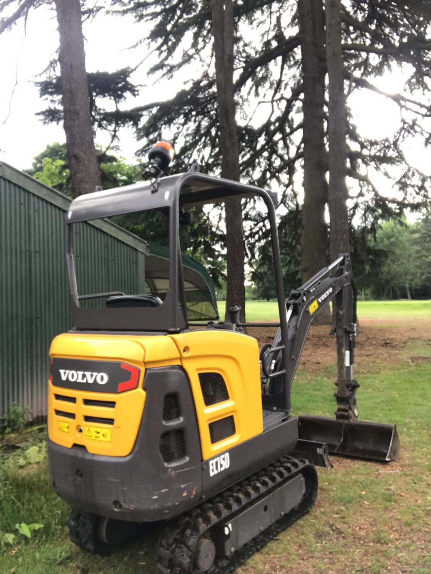 VOLVO EC15D 1.5 TONNE MINI DIGGER WITH SET OF BUCKETS YEAR 2015 BUILD. OWNED BY SELLER FROM NEW - Image 6 of 18
