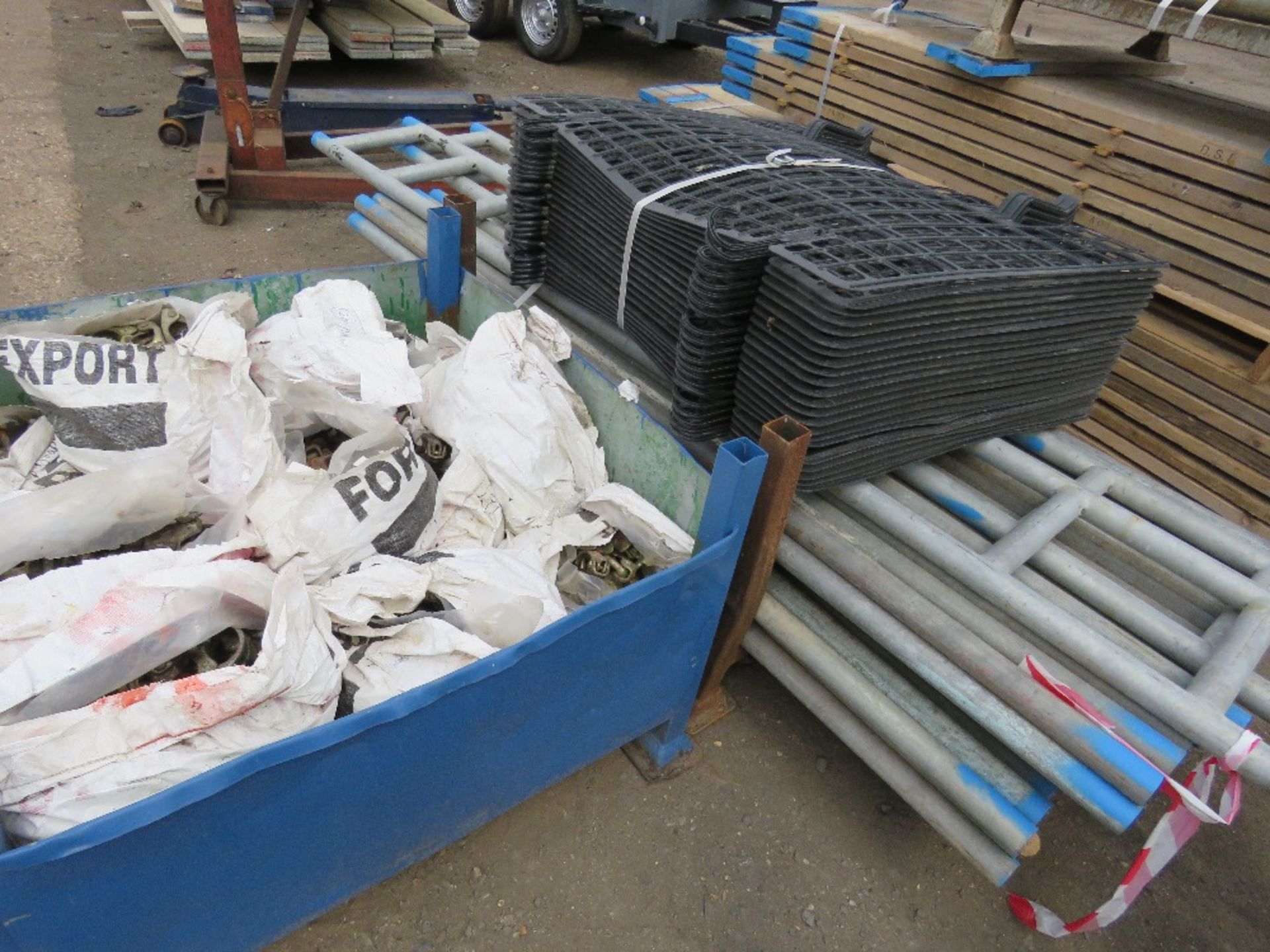 LARGE QUANTITY OF SCAFFOLDING ITEMS SOLD AS 1 LOT TO INCLUDE OVER 736 FT OF SCAFFOLD TUBE, 2X 10FT - Image 3 of 5