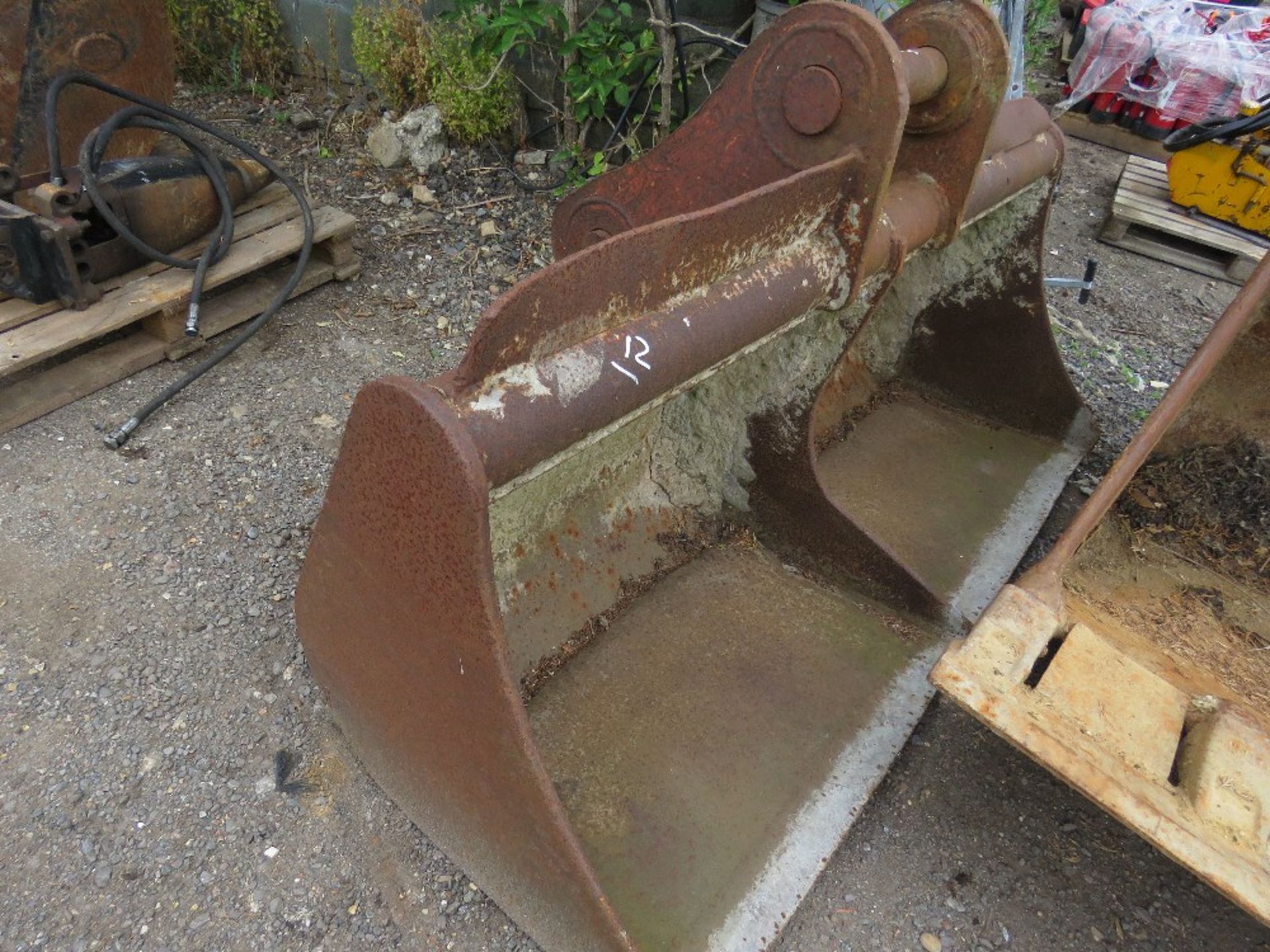 80MM PINNED 6FT DIGGER BUCKET NEEDS REPAIR