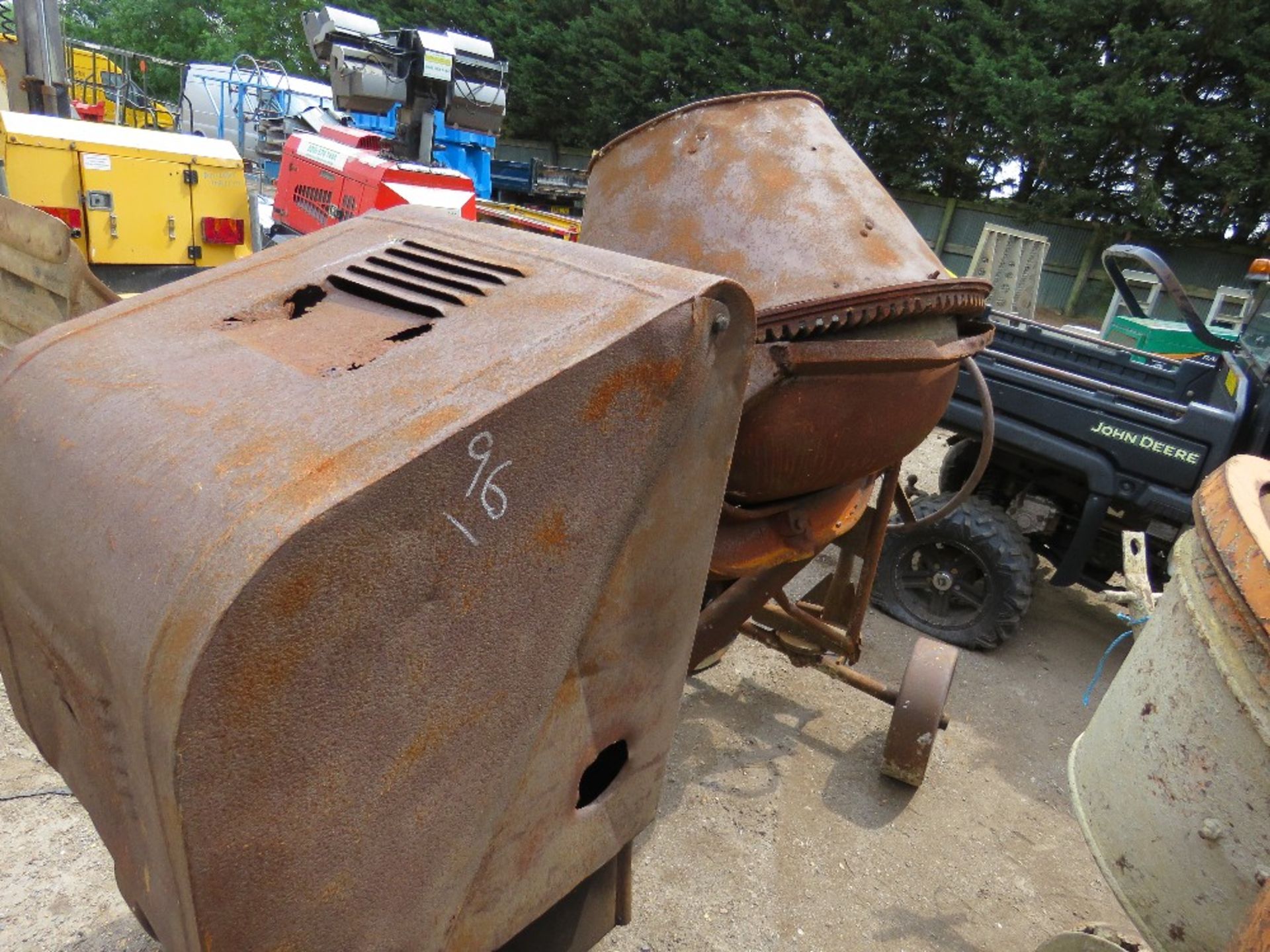 DIESEL ENGINED SITE MIXER HANDLE START, WHEN TESTED WAS SEEN TO RUN AND DRUM TURNED, NO HANDLE