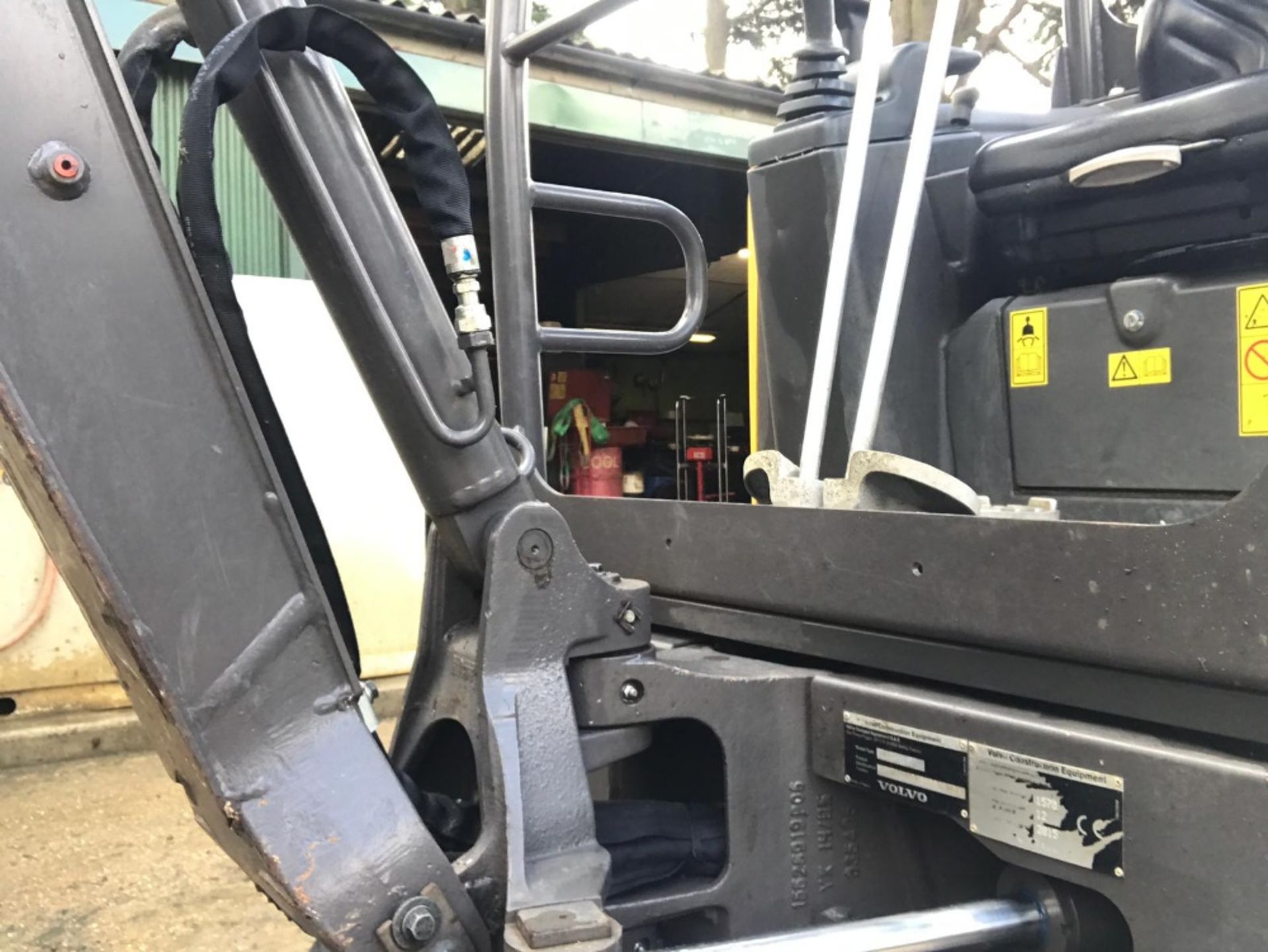 VOLVO EC15D 1.5 TONNE MINI DIGGER WITH SET OF BUCKETS YEAR 2015 BUILD. OWNED BY SELLER FROM NEW - Image 14 of 18