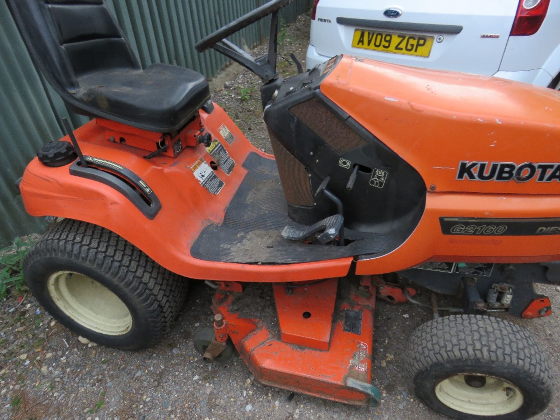 KUBOTA G2160 DIESEL RIDE ON MOWER, YEAR 2007, 541 RECORDED HOURS, REG: EY57 FSK, LOGBOOK TO APPLY