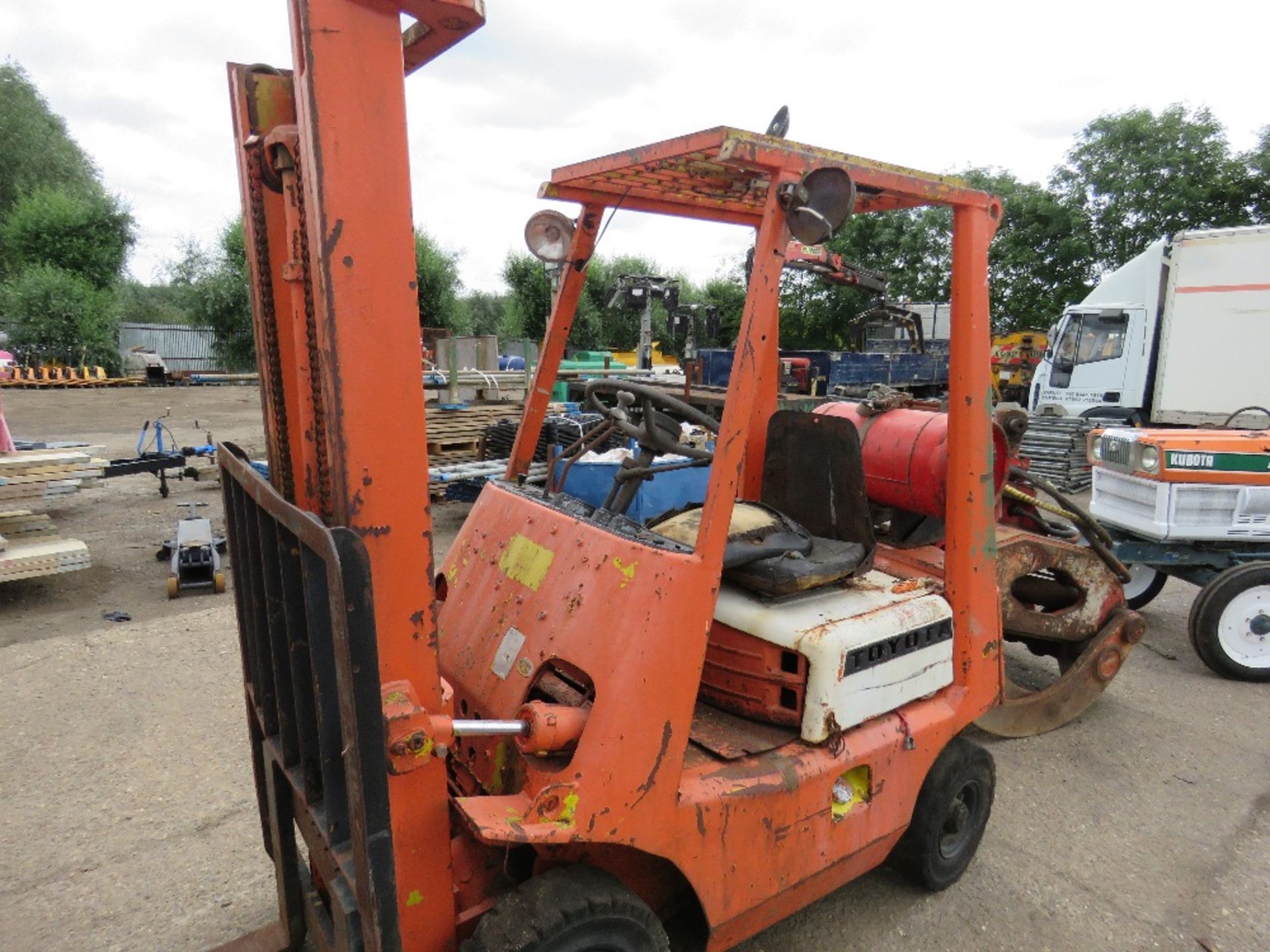 TOYOTA GAS FORKLIFT ON SOLID TYRES - Image 2 of 5