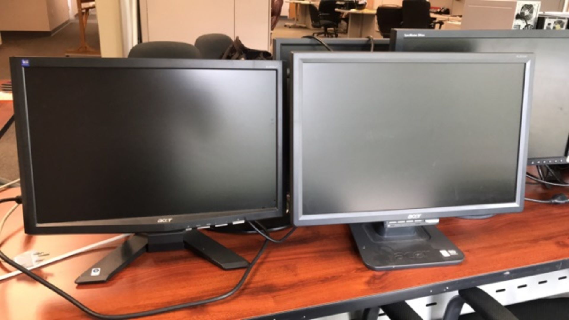 Computer Monitors - Image 2 of 4