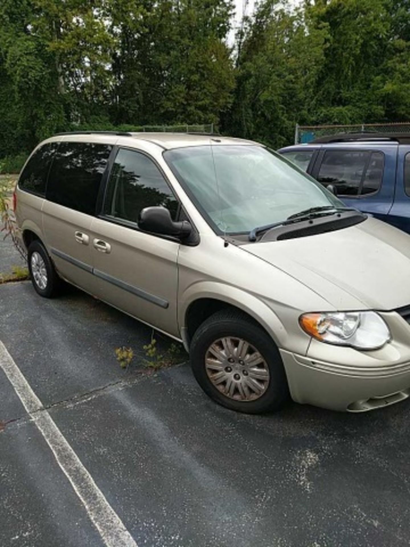 2006 Chrysler Town & Country Minivan - Image 3 of 12