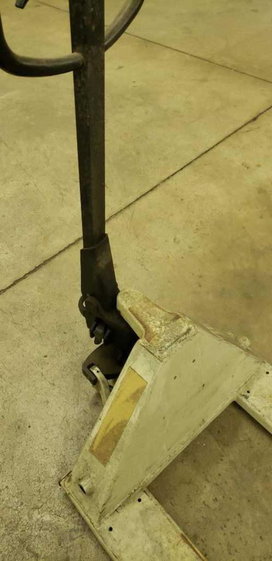 Pallet Jack, off white, 27" x 48", 5500 capacity - Image 2 of 3