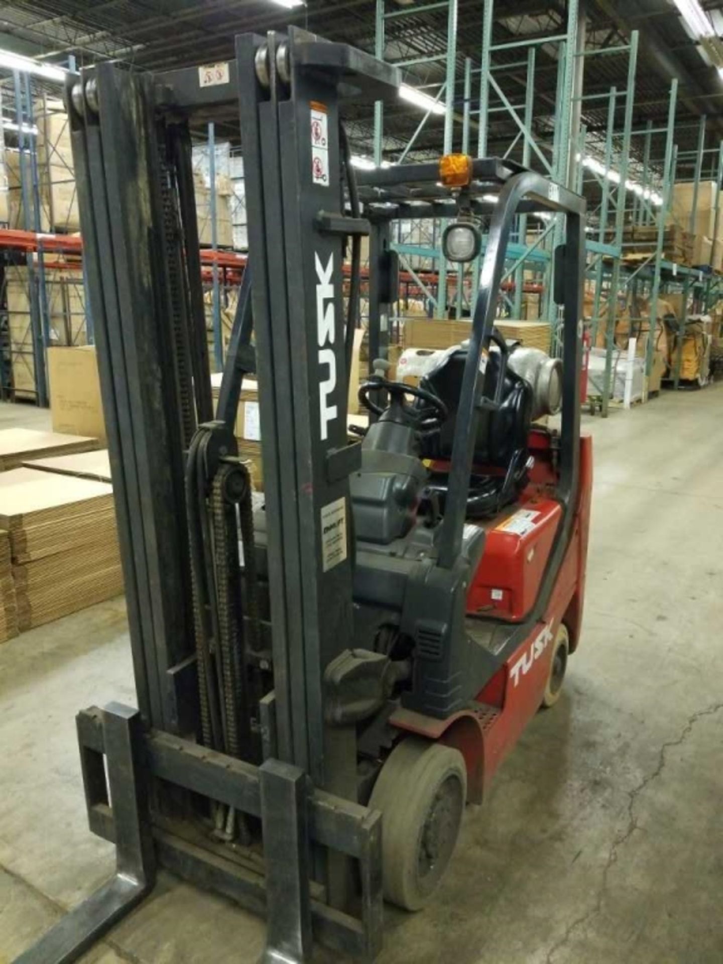 Tusk Propane Forklift, Model 350 CGH-20. 3 stage with side shifter. 6141 hours. *Can only be removed - Image 3 of 5