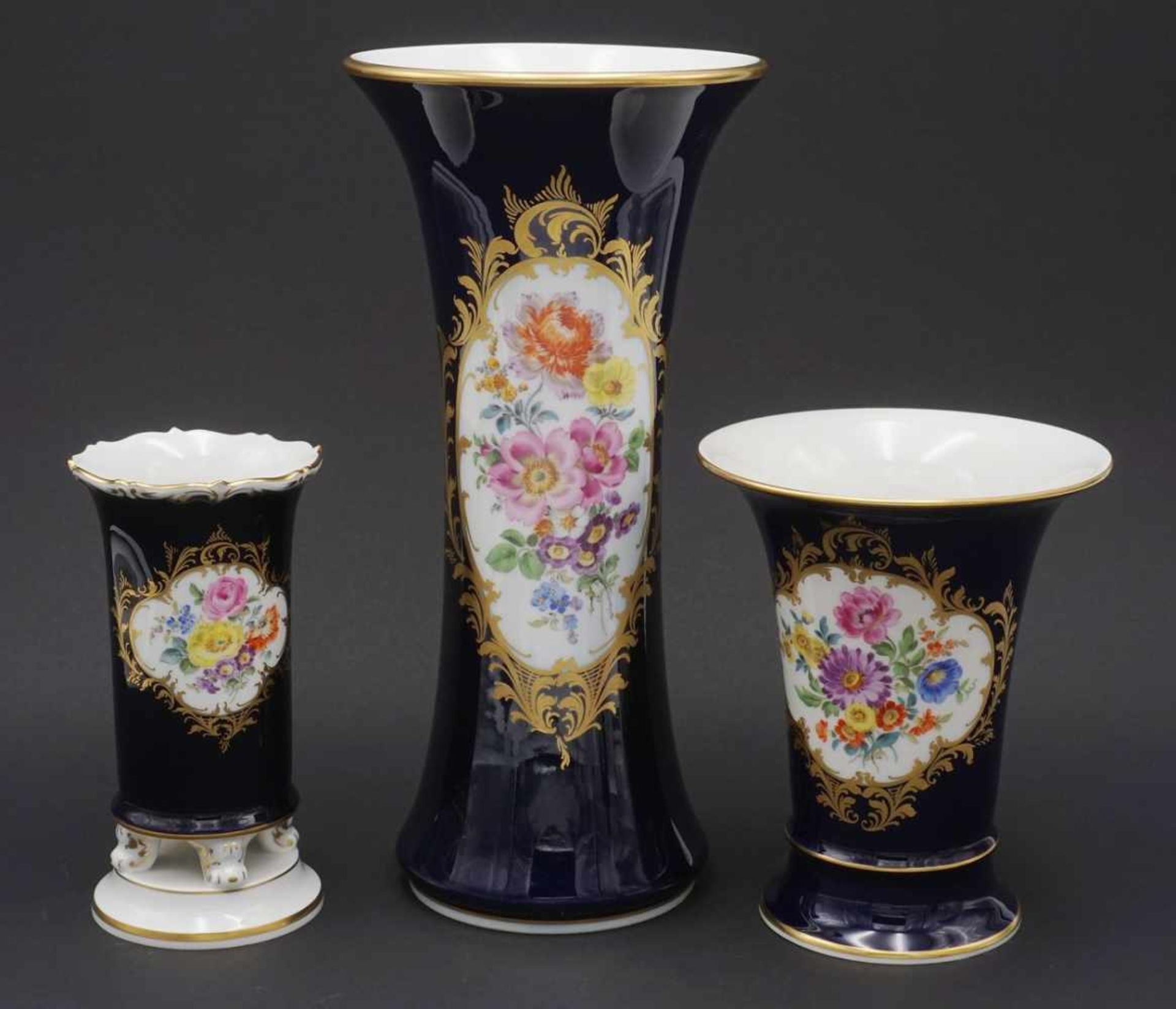 Drei Meissen Vasen mit BlumenmalereiFF-Blumenmalerei im goldstaffierten Schild, Amsterdamer Art,
