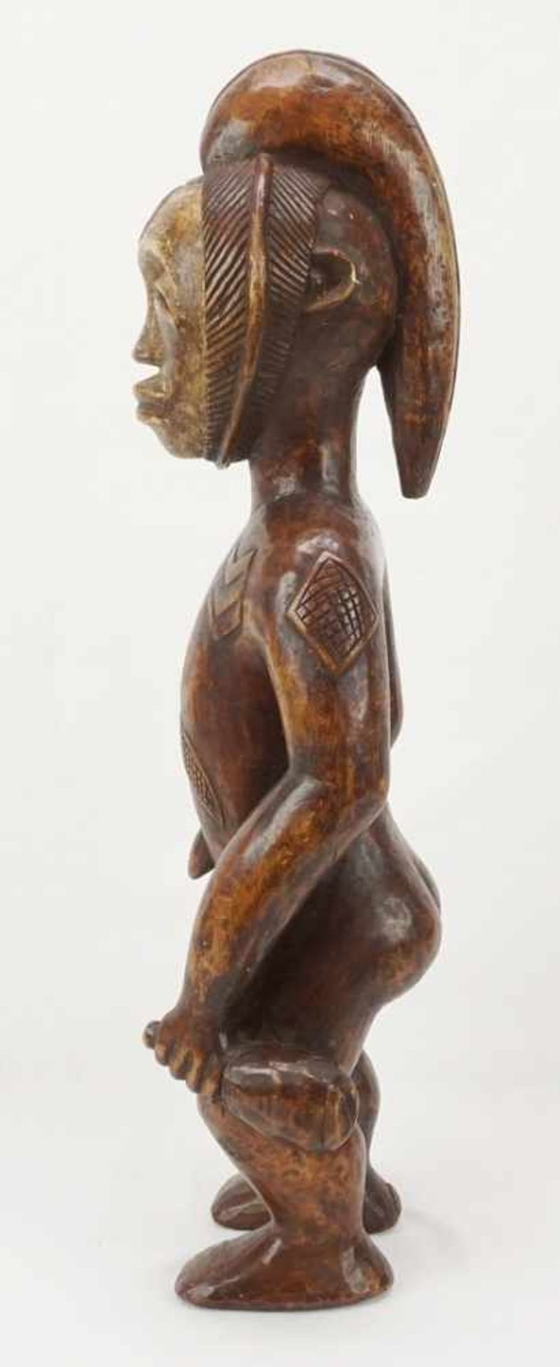 Stehende Ahnenfigur der Kwele, Gabun, DR Kongo, 20. Jh.alt patiniertes Holz, angewinkelte Arme und - Bild 4 aus 4