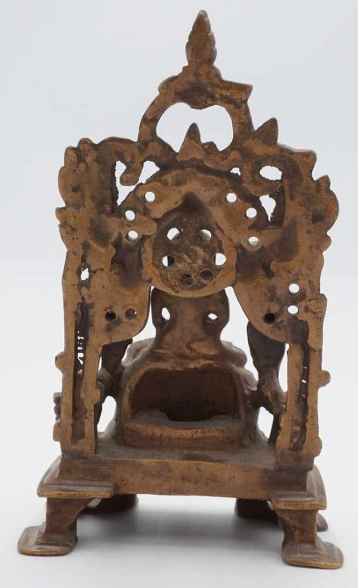 Jain Altar mit dem Tirthankara Rishabhanatha, Indien, 17./18. Jh.Kupferbronze, der Tirthankara sitzt - Bild 3 aus 4