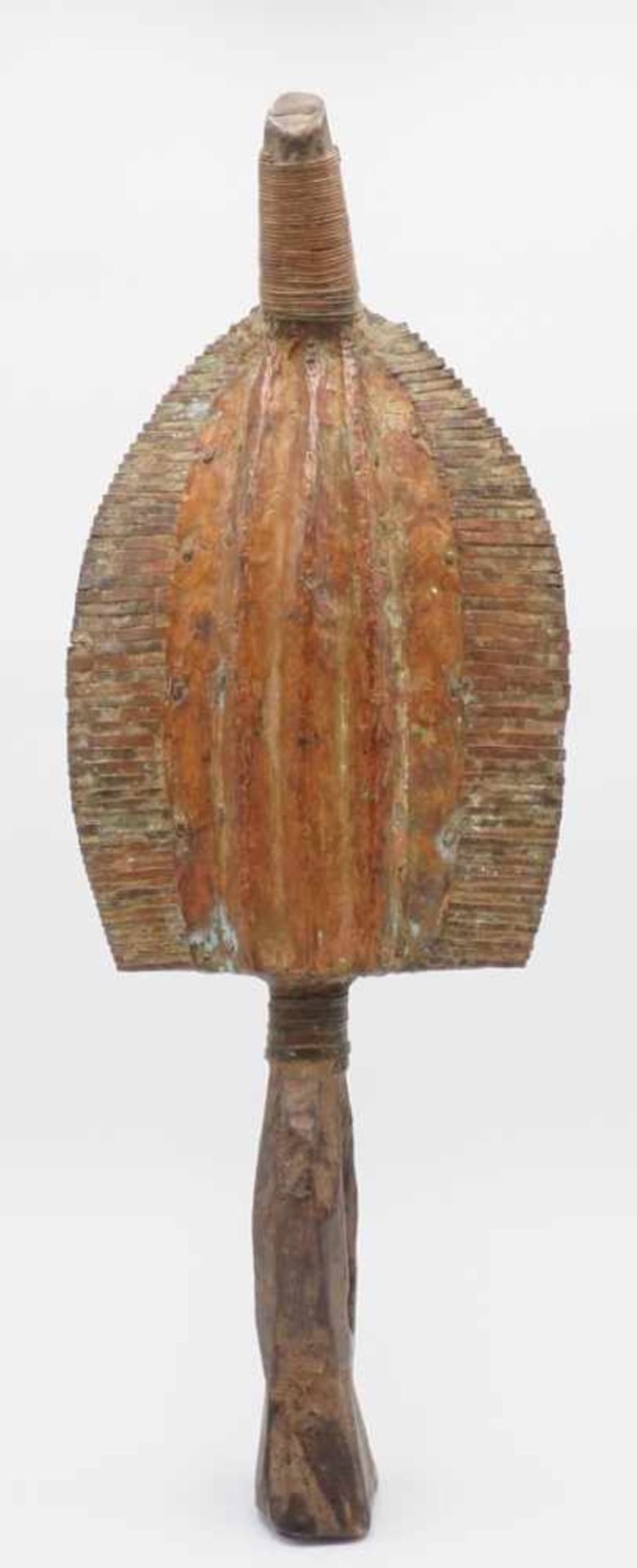 Kota Reliquiarfigur, GabunHolz, dunkelbraun, mit Kupferblech beschlagen, flaches, ovales Gesicht mit - Image 2 of 3