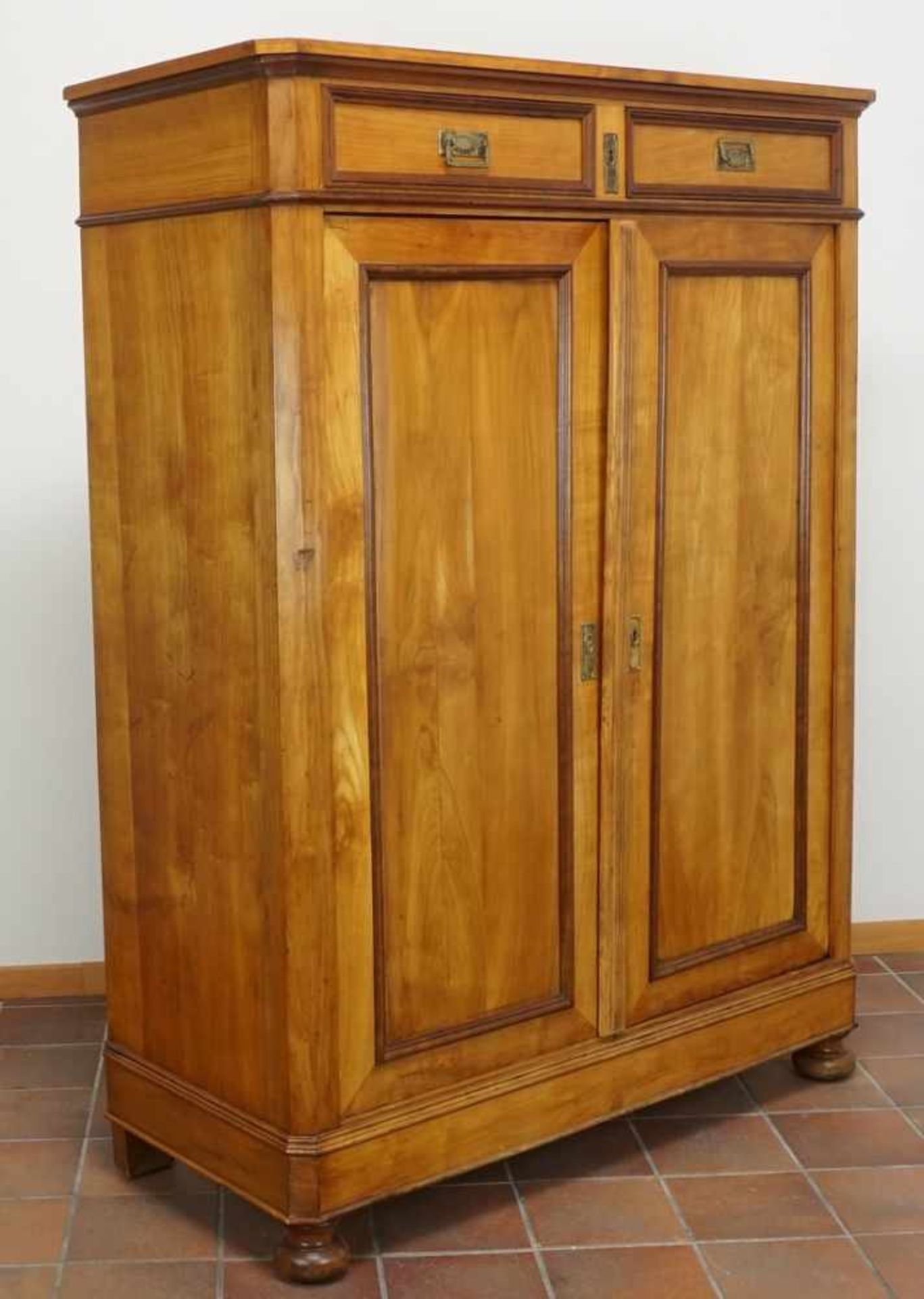 Gründerzeit Wäscheschrank, Kirscheum 1870, abgeschrägte Ecken, Profile aus Pflaumenholz,