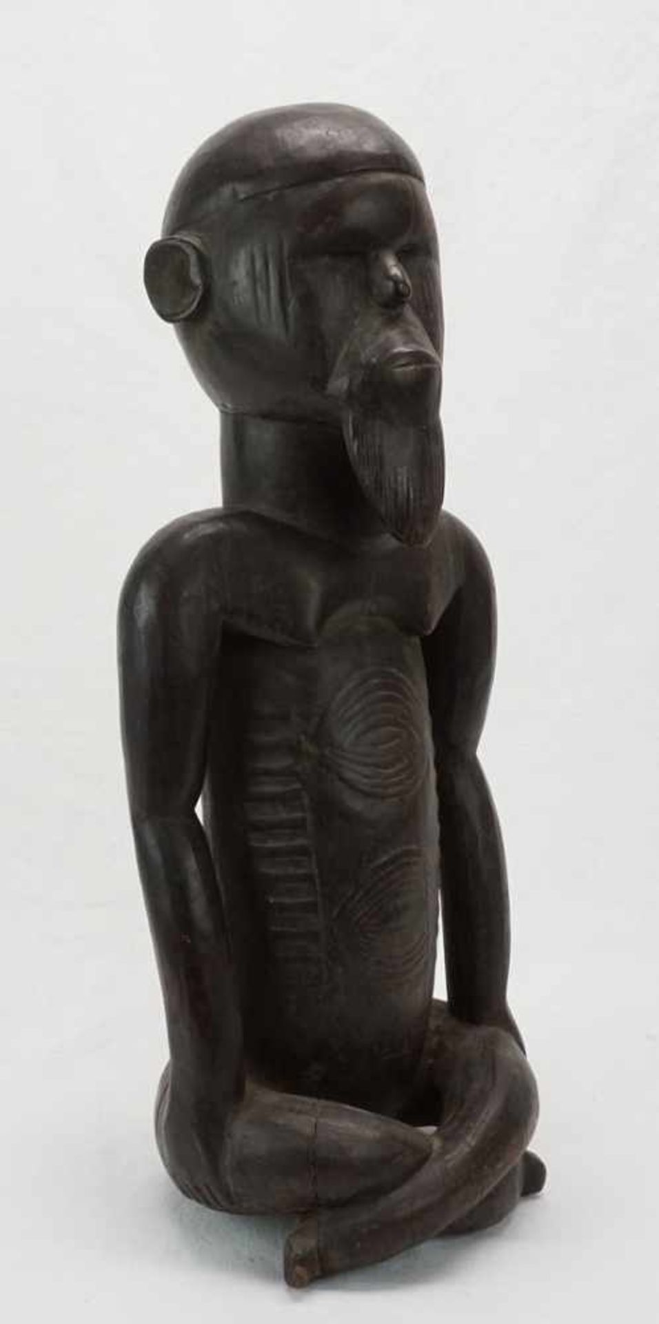 Figur der Teke, Gabun, DR Kongo, 20. Jh.Hartholz, sitzende Figur mit Kinnbart und Ritzdekor auf