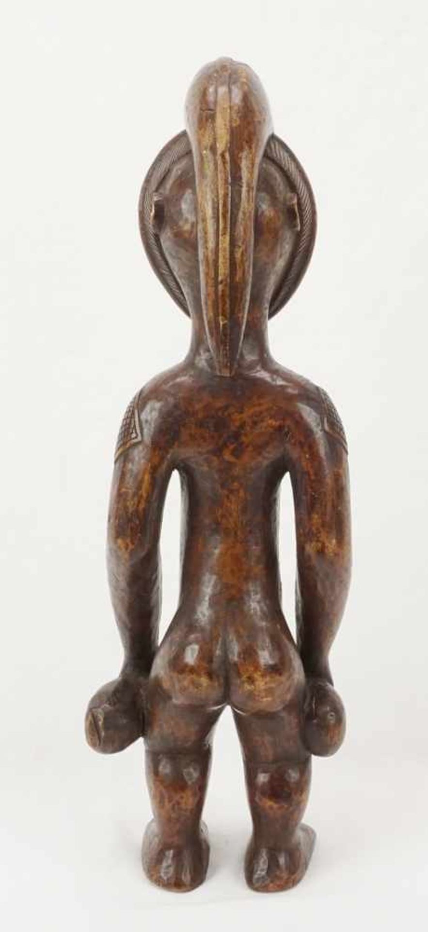 Stehende Ahnenfigur der Kwele, Gabun, DR Kongo, 20. Jh.alt patiniertes Holz, angewinkelte Arme und - Image 3 of 4